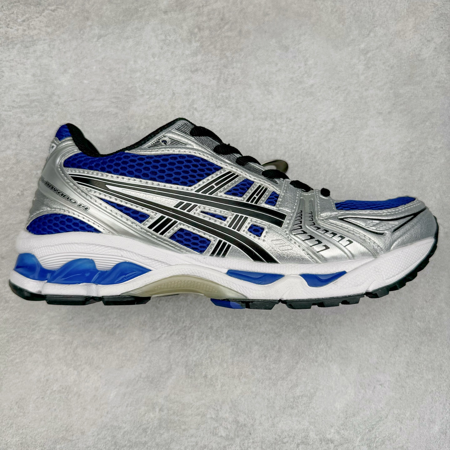 图片[7]-＃特价福利 ASICS GEL-KAYANO 14 亚瑟士K14系列户外复古潮流百搭织物合成革缓震休闲跑步鞋 原装纸板楦头开发 独家私模五层组合大底 原厂定制缓震硅胶加持 原盒原配 官方四联吊牌 原装Ortholite轻量化鞋垫 设计师 Hidenori Yamashita 以「Flash」一词为灵感 创造出未来感金属色鞋面 改造升级内在性能 由内而外全面革新 为 GEL-KAYANO 家族传承及经典跑鞋文化的延续 创下里程碑式作品 K14跑鞋重新诠释了复古的跑步形状 并以其 2000 年代后期的美学理念重新铺装 银色与蓝色的鞋面极为高档 网面铺陈与鞋面、鞋头多处细节位增添了透气性 鞋后跟部中底上以及多密度耐磨鞋底增加了 GEL 缓震胶 提供高抗冲击性、缓冲性、可保护脚部免受地面冲击的影响 穿着舒适性十足 实拍调校N版已经零色差零失真 百分百还原实物色彩所见即所得 不存在货不对板色差等低级问题 选购参考实物拍摄 不混卖不参货 只用心做好货严格选品 承诺混一赔十 尺码：36 36.5 37.5 38 38.5 39 40 40.5 41 42 42.5 43 44 44.5 45-选品中心