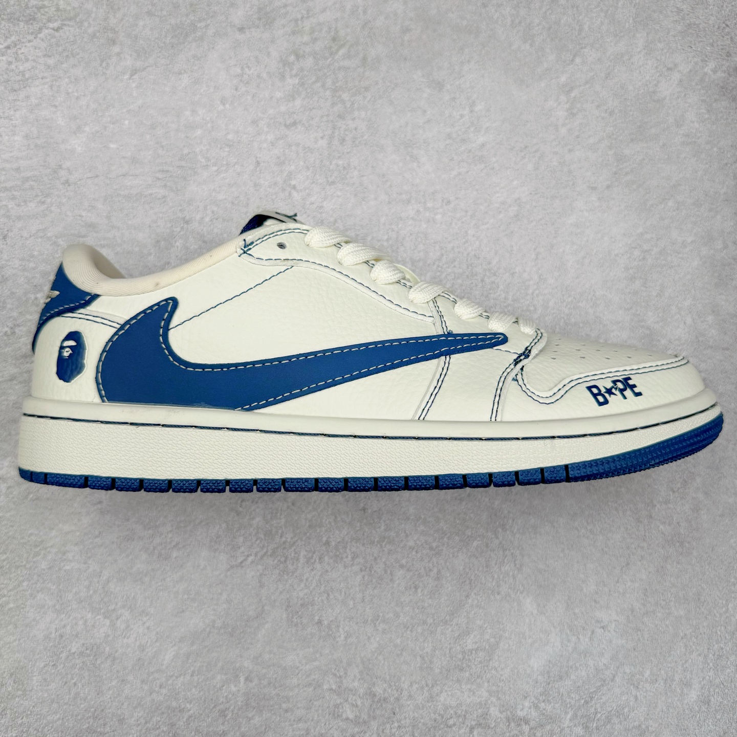 TS x Air Jordan AJ1 Low 倒钩低帮联名定制配色 CH6336-008 原厂内置气垫魔块 A模大底 头层小牛皮 鞋舌AJ原厂专用牛津布+AJ专用反口珍珠布+原厂无杂质高弹内里海棉+特殊封边弹力鞋带 实拍调校N版已经零色差零失真 百分百还原实物色彩所见即所得 不存在货不对板色差等低级问题 选购参考实物拍摄 不混卖不参货 只用心做好货严格选品 承诺混一赔十 尺码：36 36.5 37.5 38 38.5 39 40 40.5 41 42 42.5 43 44 44.5 45-选品中心