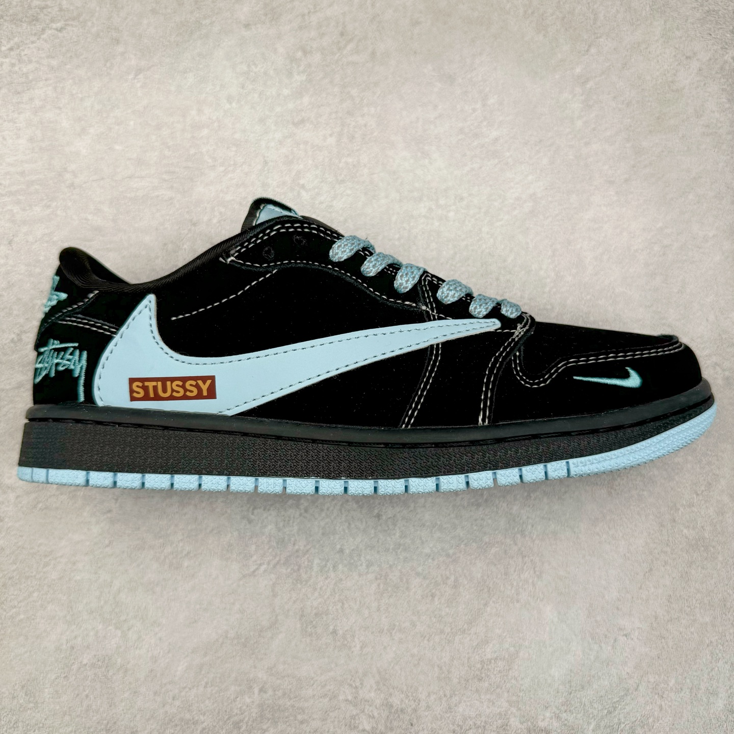 TS x Air Jordan AJ1 Low 倒钩低帮联名定制配色 XS2024-008 原厂内置气垫魔块 A模大底 头层小牛皮 鞋舌AJ原厂专用牛津布+AJ专用反口珍珠布+原厂无杂质高弹内里海棉+特殊封边弹力鞋带 实拍调校N版已经零色差零失真 百分百还原实物色彩所见即所得 不存在货不对板色差等低级问题 选购参考实物拍摄 不混卖不参货 只用心做好货严格选品 承诺混一赔十 尺码：36 36.5 37.5 38 38.5 39 40 40.5 41 42 42.5 43 44 44.5 45-选品中心