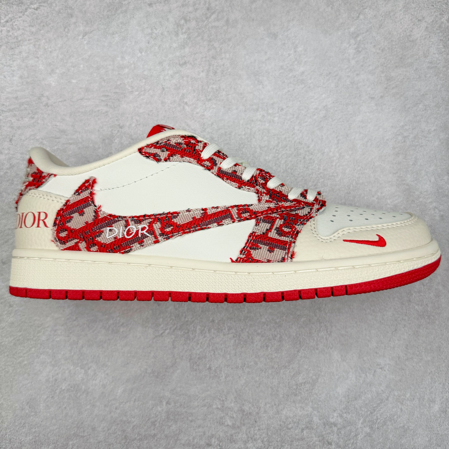 TS x Air Jordan AJ1 Low 倒钩低帮联名定制配色 XS2024-042 原厂内置气垫魔块 A模大底 头层小牛皮 鞋舌AJ原厂专用牛津布+AJ专用反口珍珠布+原厂无杂质高弹内里海棉+特殊封边弹力鞋带 实拍调校N版已经零色差零失真 百分百还原实物色彩所见即所得 不存在货不对板色差等低级问题 选购参考实物拍摄 不混卖不参货 只用心做好货严格选品 承诺混一赔十 尺码：36 36.5 37.5 38 38.5 39 40 40.5 41 42 42.5 43 44 44.5 45-选品中心