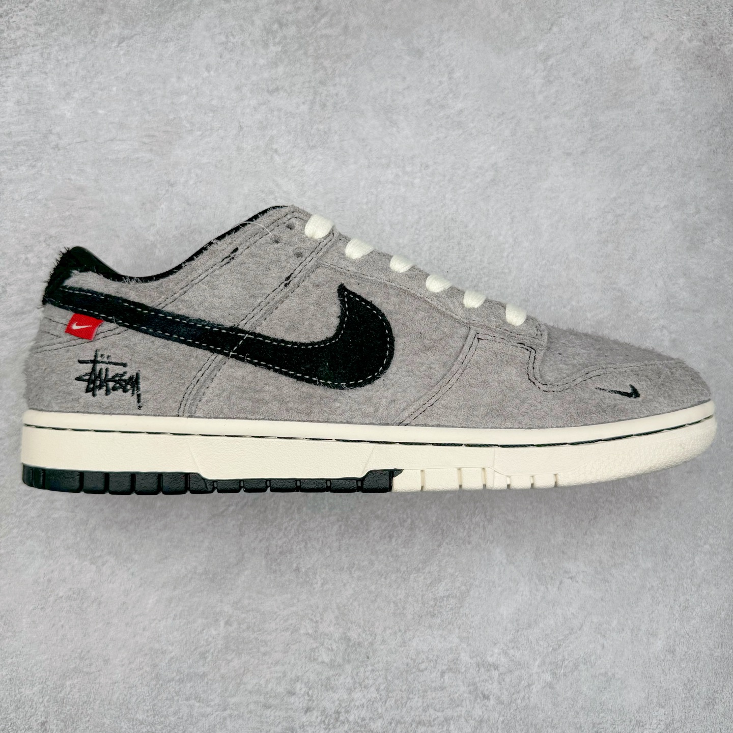 NK Dunk Low 定制配色 MM1089-027 大厂出品 极力推荐 原装头层材料 独家版型蒸餾加工帶來的是更好的视觉和脚感体验大厂纯原品质出货 清洁度 电绣工艺 皮料切割干净无任何毛边 细节完美 实拍调校N版已经零色差零失真 百分百还原实物色彩所见即所得 不存在货不对板色差等低级问题 选购参考实物拍摄 不混卖不参货 只用心做好货严格选品 承诺混一赔十 尺码：36 36.5 37.5 38 38.5 39 40 40.5 41 42 42.5 43 44 44.5 45 46-选品中心