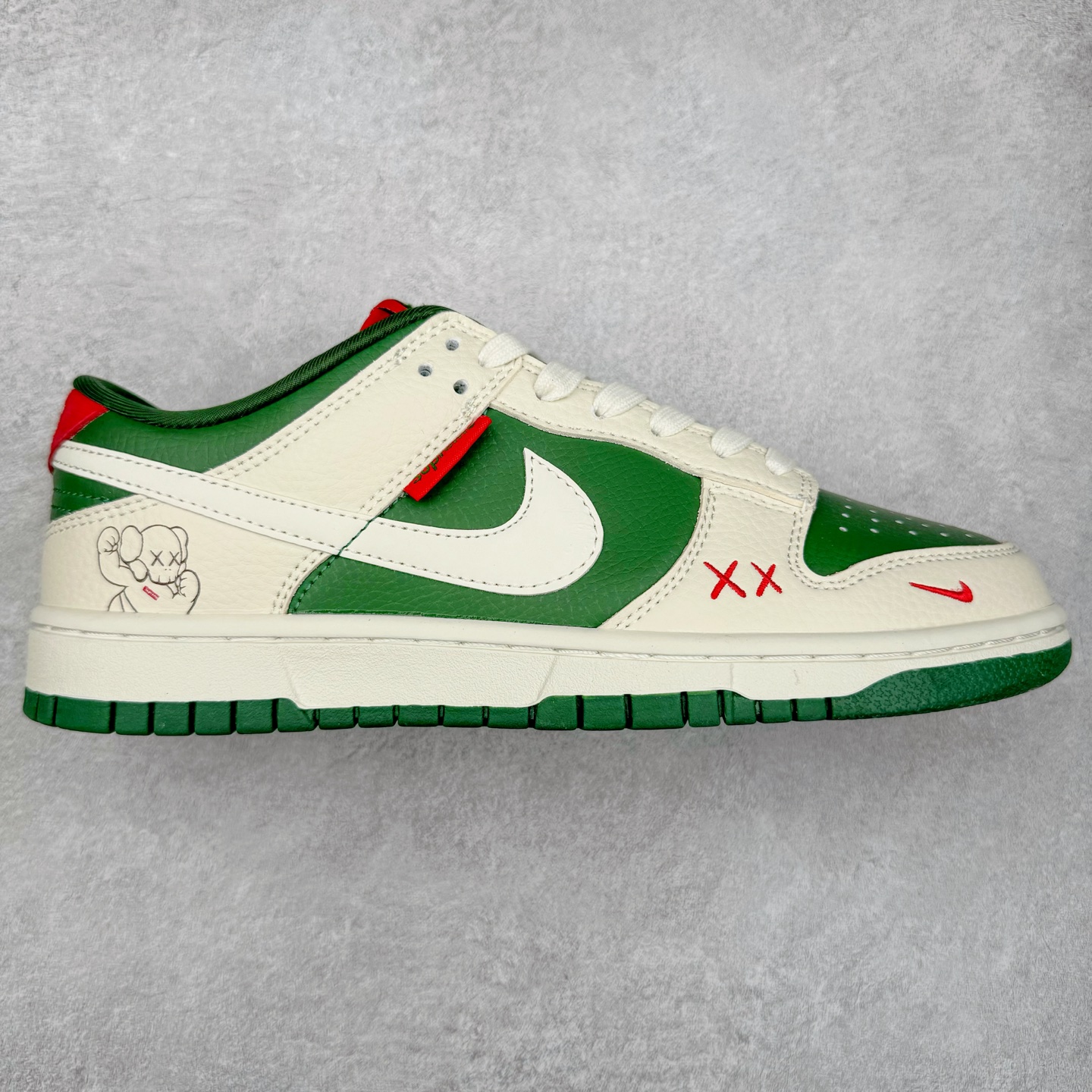 NK Dunk Low 定制配色 KK1333-032 大厂出品 极力推荐 原装头层材料 独家版型蒸餾加工帶來的是更好的视觉和脚感体验大厂纯原品质出货 清洁度 电绣工艺 皮料切割干净无任何毛边 细节完美 实拍调校N版已经零色差零失真 百分百还原实物色彩所见即所得 不存在货不对板色差等低级问题 选购参考实物拍摄 不混卖不参货 只用心做好货严格选品 承诺混一赔十 尺码：36 36.5 37.5 38 38.5 39 40 40.5 41 42 42.5 43 44 44.5 45 46-选品中心