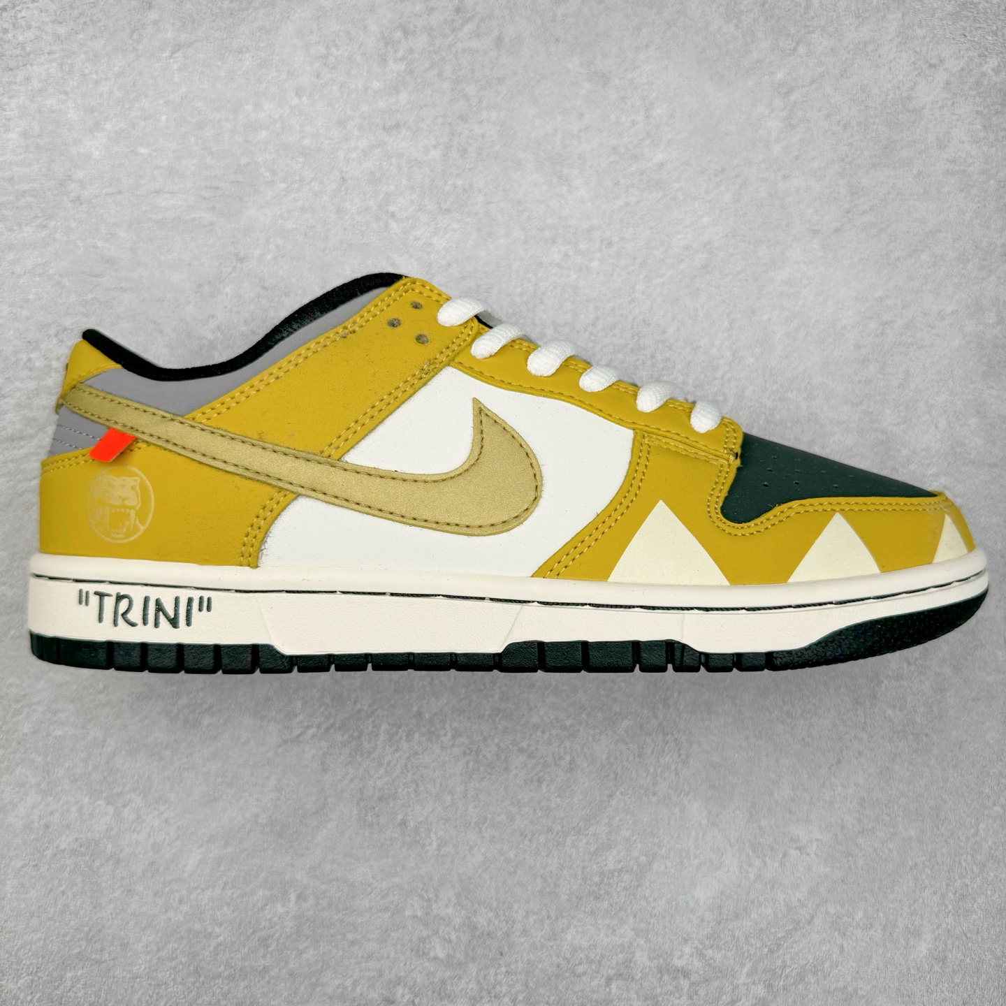 NK Dunk Low 定制配色 ZZ1998-005 大厂出品 极力推荐 原装头层材料 独家版型蒸餾加工帶來的是更好的视觉和脚感体验大厂纯原品质出货 清洁度 电绣工艺 皮料切割干净无任何毛边 细节完美 实拍调校N版已经零色差零失真 百分百还原实物色彩所见即所得 不存在货不对板色差等低级问题 选购参考实物拍摄 不混卖不参货 只用心做好货严格选品 承诺混一赔十 尺码：36 36.5 37.5 38 38.5 39 40 40.5 41 42 42.5 43 44 44.5 45 46-选品中心