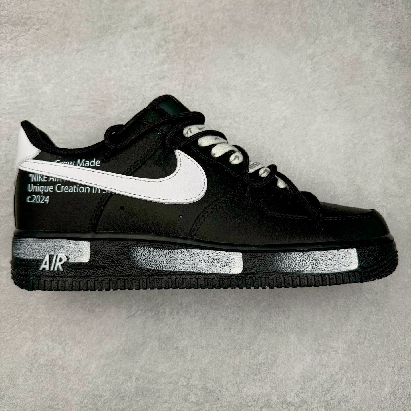 NK Air Force 1´07 Low 空军一号低帮百搭休闲运动板鞋 ZH0316-059 柔软、弹性十足的缓震性能和出色的中底设计 横跨复古与现代的外型结合 造就出风靡全球 三十多年的Force 1 直到今天还深受青睐 实拍调校N版已经零色差零失真 百分百还原实物色彩所见即所得 不存在货不对板色差等低级问题 选购参考实物拍摄 不混卖不参货 只用心做好货严格选品 承诺混一赔十 尺码：36 36.5 37.5 38 38.5 39 40 40.5 41 42 42.5 43 44 44.5 45 46-选品中心