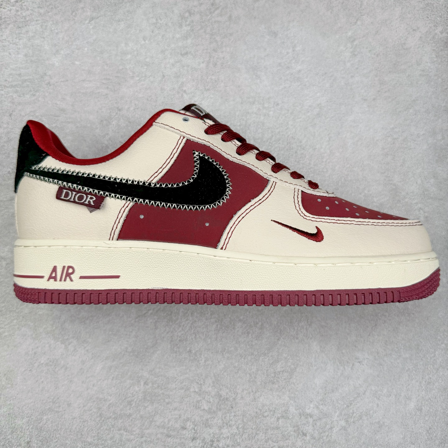 NK Air Force 1´07 Low 空军一号低帮百搭休闲运动板鞋 KK1988-046 柔软、弹性十足的缓震性能和出色的中底设计 横跨复古与现代的外型结合 造就出风靡全球 三十多年的Force 1 直到今天还深受青睐 实拍调校N版已经零色差零失真 百分百还原实物色彩所见即所得 不存在货不对板色差等低级问题 选购参考实物拍摄 不混卖不参货 只用心做好货严格选品 承诺混一赔十 尺码：36 36.5 37.5 38 38.5 39 40 40.5 41 42 42.5 43 44 44.5 45 46-选品中心