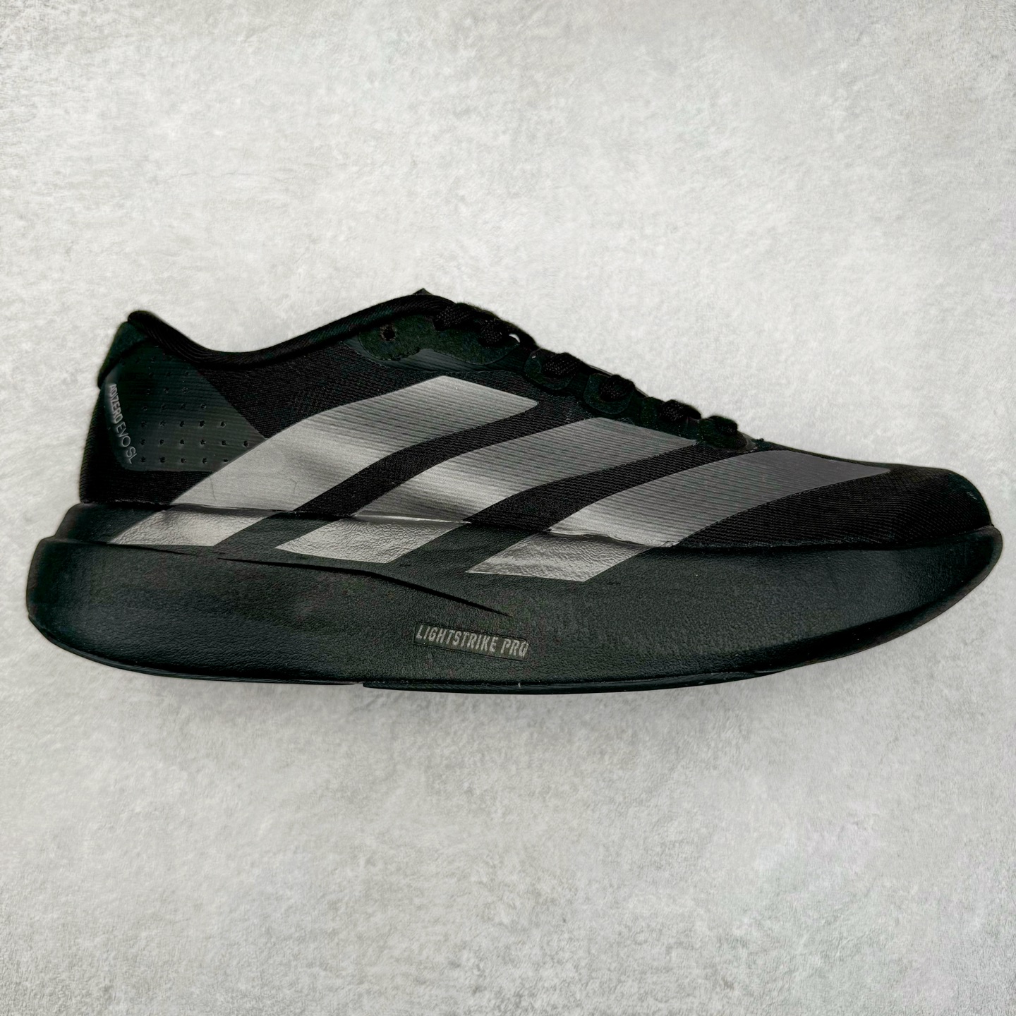 AD Adizero Eva SL M 零度进化版系列低帮轻便透气竞速休闲运动慢跑鞋 JP7147 相信大家对去年 adidas 横空出世的「顶级超跑」adiZero Adios Pro EVO 1 记忆犹新！不仅登顶阿迪史上最轻跑鞋宝座，更在接下来的全球马拉松赛事中，持续书写着惊人成绩，被网友戏称新一代「阿迪神鞋」全网刷屏！极简设计语言与强烈速度感和存在感的鞋侧三线，让人过目不忘，特别种草！其中定位于中长跑训练的 adidas Adizero Evo SL，整体外观造型与 adiZero Adios Pro EVO 1 非常相似。中底配置方面搭载全掌 Lightstrike Pro，鞋面采用透气网面示人，契合日常训练鞋的定位，更加耐用。外底给到了马牌橡胶，及类似上代竞速旗舰 adidas Adizero Adios Pro 3 区域分布。整体看下来无论是外观的鲜明辨识度，还是配置的扎实程度都很顶。实拍调校N版已经零色差零失真 百分百还原实物色彩所见即所得 不存在货不对板色差等低级问题 选购参考实物拍摄 不混卖不参货 只用心做好货严格选品 承诺混一赔十 尺码：36 36.5 37.5 38 38.5 39 40 40.5 41 42 42.5 43 44 44.5 45-选品中心