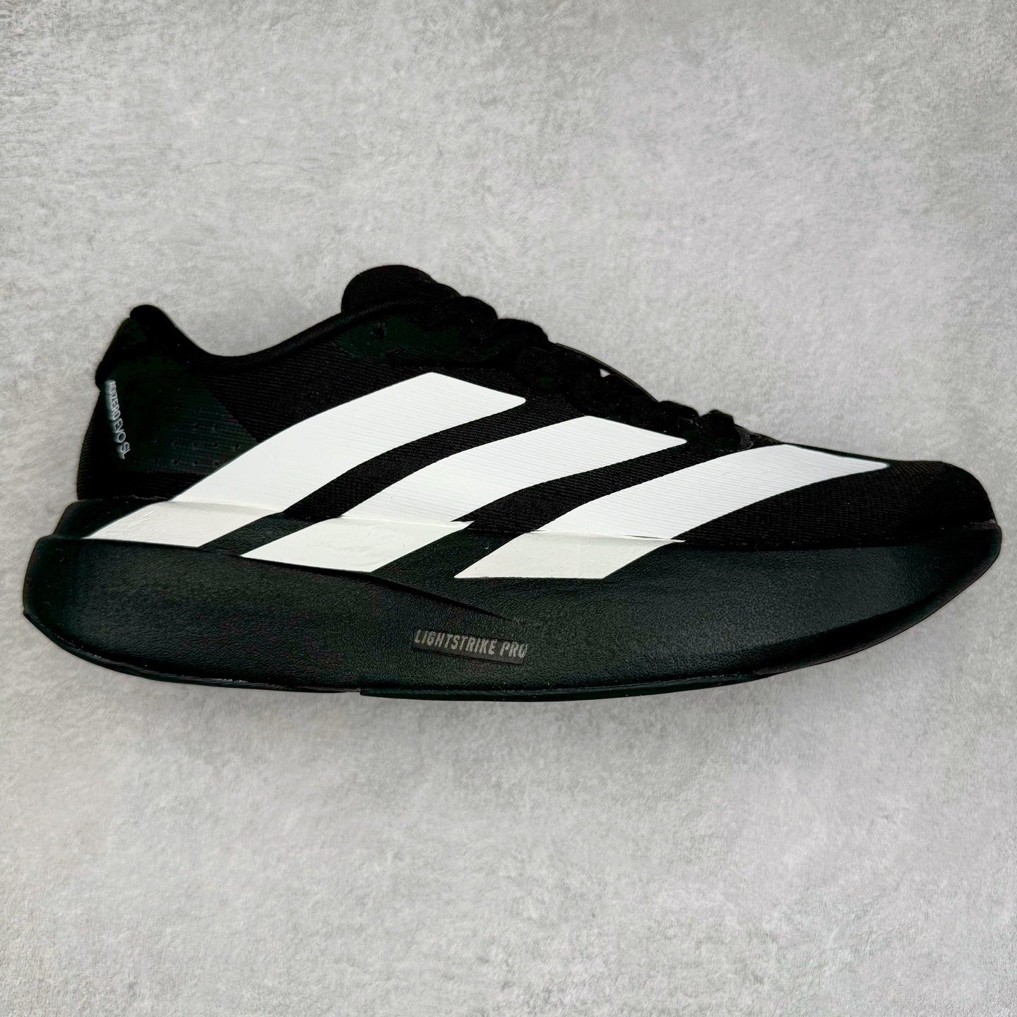 AD Adizero Eva SL M 零度进化版系列低帮轻便透气竞速休闲运动慢跑鞋 JH6206 相信大家对去年 adidas 横空出世的「顶级超跑」adiZero Adios Pro EVO 1 记忆犹新！不仅登顶阿迪史上最轻跑鞋宝座，更在接下来的全球马拉松赛事中，持续书写着惊人成绩，被网友戏称新一代「阿迪神鞋」全网刷屏！极简设计语言与强烈速度感和存在感的鞋侧三线，让人过目不忘，特别种草！其中定位于中长跑训练的 adidas Adizero Evo SL，整体外观造型与 adiZero Adios Pro EVO 1 非常相似。中底配置方面搭载全掌 Lightstrike Pro，鞋面采用透气网面示人，契合日常训练鞋的定位，更加耐用。外底给到了马牌橡胶，及类似上代竞速旗舰 adidas Adizero Adios Pro 3 区域分布。整体看下来无论是外观的鲜明辨识度，还是配置的扎实程度都很顶。实拍调校N版已经零色差零失真 百分百还原实物色彩所见即所得 不存在货不对板色差等低级问题 选购参考实物拍摄 不混卖不参货 只用心做好货严格选品 承诺混一赔十 尺码：36 36.5 37.5 38 38.5 39 40 40.5 41 42 42.5 43 44 44.5 45-选品中心