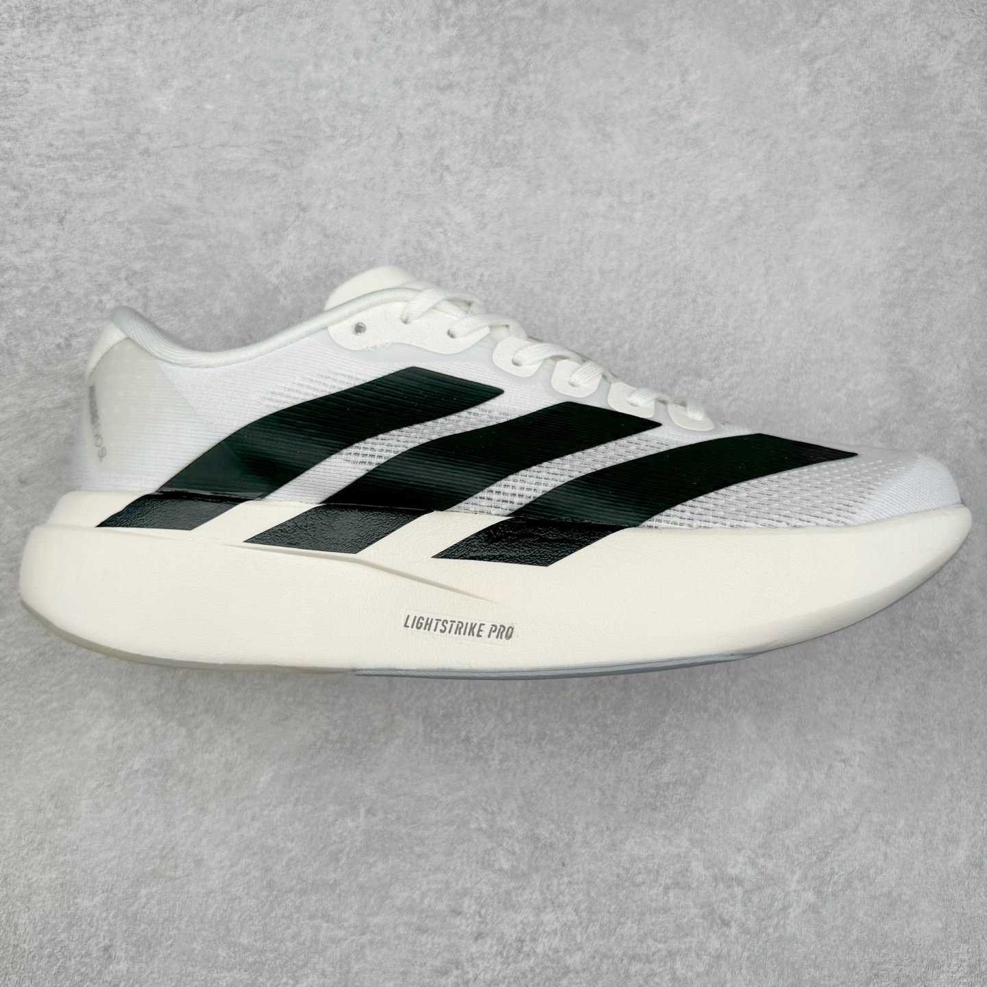 AD Adizero Eva SL M 零度进化版系列低帮轻便透气竞速休闲运动慢跑鞋 JP7149 相信大家对去年 adidas 横空出世的「顶级超跑」adiZero Adios Pro EVO 1 记忆犹新！不仅登顶阿迪史上最轻跑鞋宝座，更在接下来的全球马拉松赛事中，持续书写着惊人成绩，被网友戏称新一代「阿迪神鞋」全网刷屏！极简设计语言与强烈速度感和存在感的鞋侧三线，让人过目不忘，特别种草！其中定位于中长跑训练的 adidas Adizero Evo SL，整体外观造型与 adiZero Adios Pro EVO 1 非常相似。中底配置方面搭载全掌 Lightstrike Pro，鞋面采用透气网面示人，契合日常训练鞋的定位，更加耐用。外底给到了马牌橡胶，及类似上代竞速旗舰 adidas Adizero Adios Pro 3 区域分布。整体看下来无论是外观的鲜明辨识度，还是配置的扎实程度都很顶。实拍调校N版已经零色差零失真 百分百还原实物色彩所见即所得 不存在货不对板色差等低级问题 选购参考实物拍摄 不混卖不参货 只用心做好货严格选品 承诺混一赔十 尺码：36 36.5 37.5 38 38.5 39 40 40.5 41 42 42.5 43 44 44.5 45-选品中心