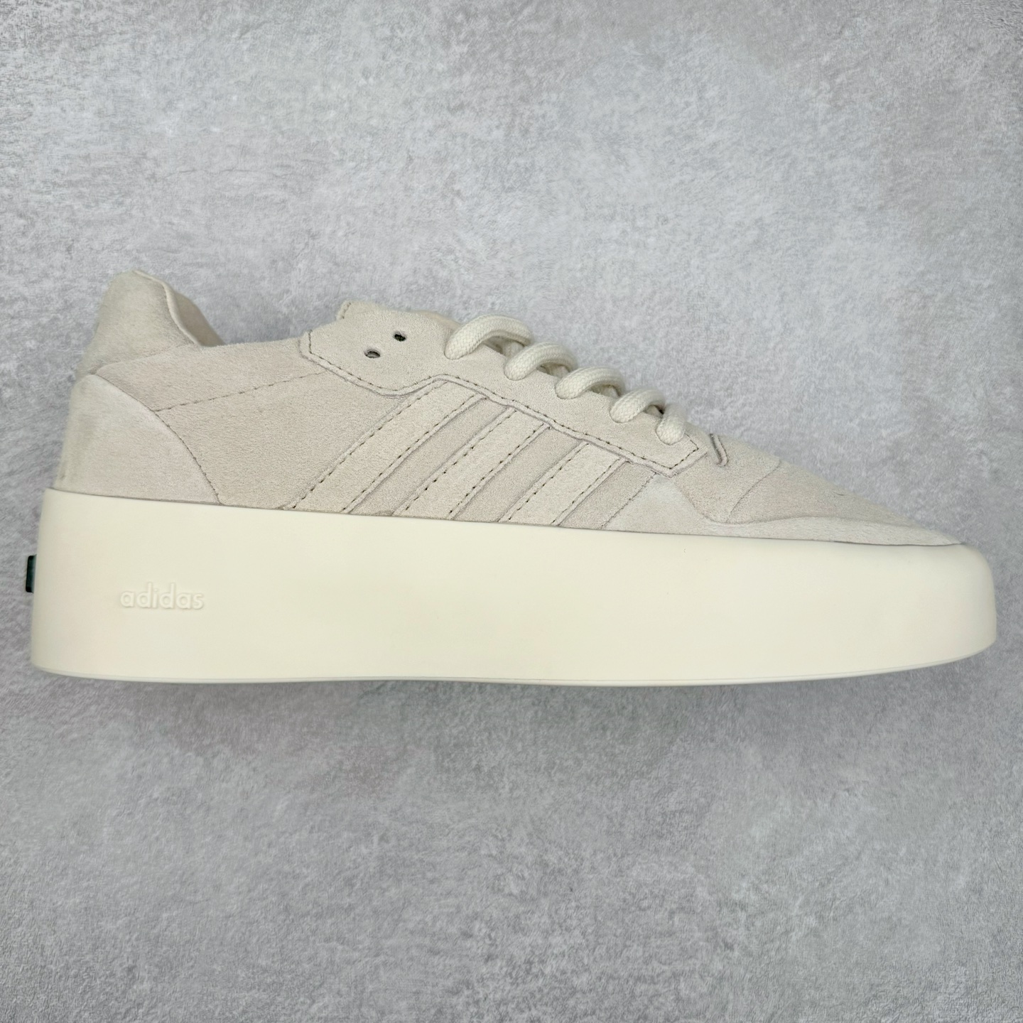 Fear Of God x AD Athletics Forum 86 Low 罗马改良系列低帮增高复古系带百搭休闲运动板鞋 FOG联名 IE6215 除去推出一些新鞋款，Jerry Lorenzo 对于 adidas 经典鞋款的再度演绎也是不容忽视。最近曝光的 Fear of God x Forum 86 Lo 将 Forum 86 的复古鞋面改造为高品质绒面革，并为其搭配了极其特殊的超厚乳白色生胶底，这样的厚度不仅使得整双鞋履的造型感在当下的潮流语境中更为协调，其「增高」妙处也是无需赘言。实拍调校N版已经零色差零失真 百分百还原实物色彩所见即所得 不存在货不对板色差等低级问题 选购参考实物拍摄 不混卖不参货 只用心做好货严格选品 承诺混一赔十 尺码：36 36.5 37.5 38 38.5 39 40 40.5 41 42 42.5 43 44 44.5 45 46-选品中心