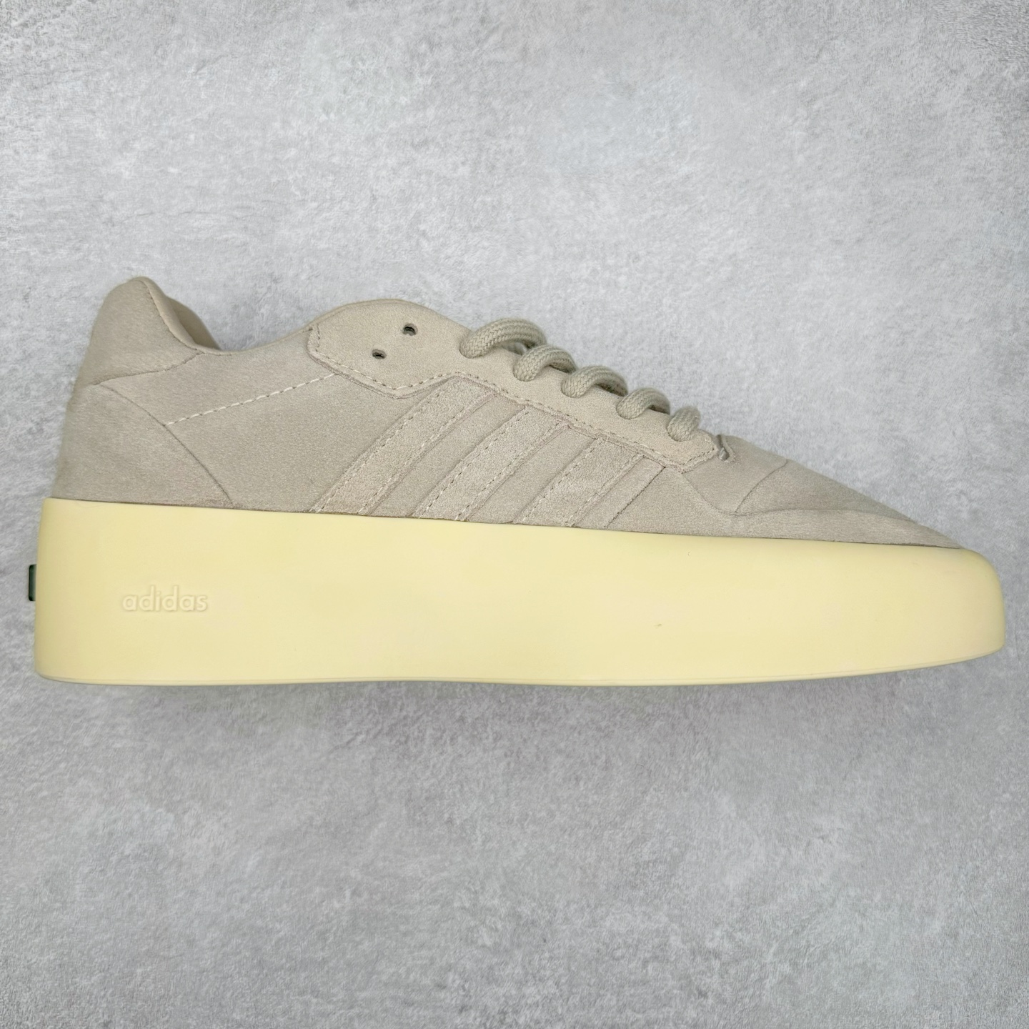 Fear Of God x AD Athletics Forum 86 Low 罗马改良系列低帮增高复古系带百搭休闲运动板鞋 FOG联名 IF6682 除去推出一些新鞋款，Jerry Lorenzo 对于 adidas 经典鞋款的再度演绎也是不容忽视。最近曝光的 Fear of God x Forum 86 Lo 将 Forum 86 的复古鞋面改造为高品质绒面革，并为其搭配了极其特殊的超厚乳白色生胶底，这样的厚度不仅使得整双鞋履的造型感在当下的潮流语境中更为协调，其「增高」妙处也是无需赘言。实拍调校N版已经零色差零失真 百分百还原实物色彩所见即所得 不存在货不对板色差等低级问题 选购参考实物拍摄 不混卖不参货 只用心做好货严格选品 承诺混一赔十 尺码：36 36.5 37.5 38 38.5 39 40 40.5 41 42 42.5 43 44 44.5 45 46-选品中心