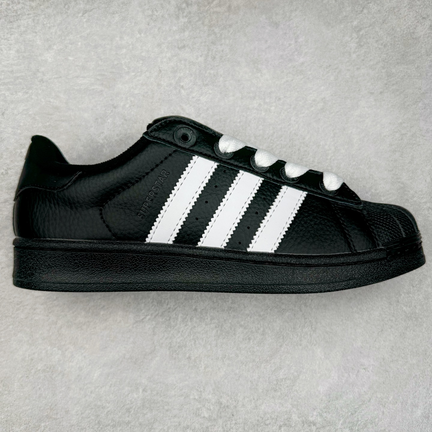 AD Originals Superstar 经典复古贝壳头板鞋 JI3538 诞生于1969年 是第一双将全皮面鞋 身与橡胶鞋头结合在一起的低帮篮球鞋 Superstar最开始 是作为高帮篮球鞋Pro Model的低帮版本而出现的 但因为其独特和醒目的橡胶鞋头造型而让大家熟知 被大家形象地称为\\\