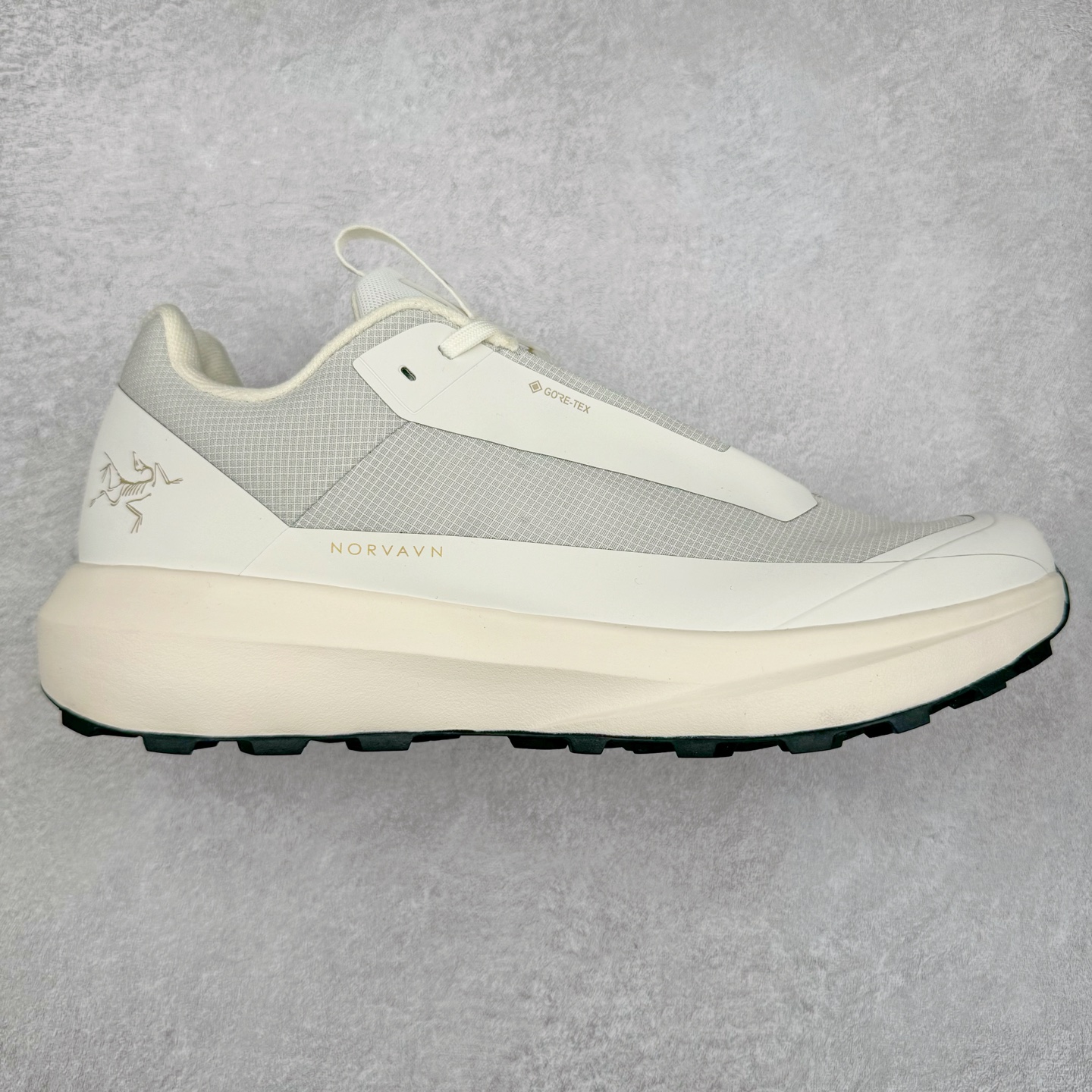 ＃HP Arcteryx Norvan LD 4 GTX Hardloopschoen 始祖鸟户外防水透气低帮徒步登山鞋 Arcteryx中文名始祖鸟 加拿大户外服饰品牌 1989年创立于加拿大温哥华 始祖鸟来自加拿大海岸山脉 植根高山的专业户外品牌 始终秉承对精湛设计和工艺孜孜以求的准则 从1989年创立至今 Arcteryx始终不断在产品设计与做工上不惜工本 以满足始祖鸟的标准 品质、设计以及精简的理念造就了其良好的性能 并能满足严苛环境下的使用需求 尺码：39 40 41 42 43 44 45-选品中心