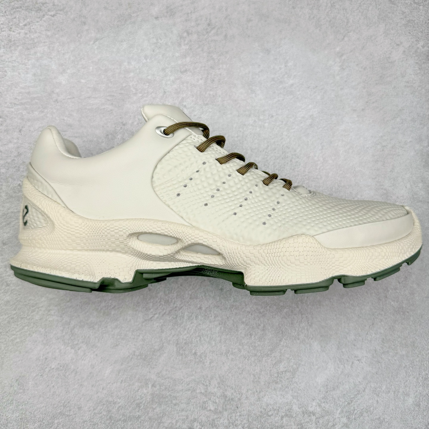 ECCO爱步男款运动鞋 真皮透气休闲防滑跑步鞋 健步BIOMC大经典 直接注塑工艺 稳固舒适 强效缓震与能量回弹 增加运动时的稳定与舒适 牛皮鞋面，纹理自然，柔韧耐穿 PU中底，带来轻盈舒适的上脚感受 橡胶大底，抓地力强，具有良好的耐磨性 都市探索 步履悠然 尺码：39 40 41 42 43 44（ 正常码）-选品中心