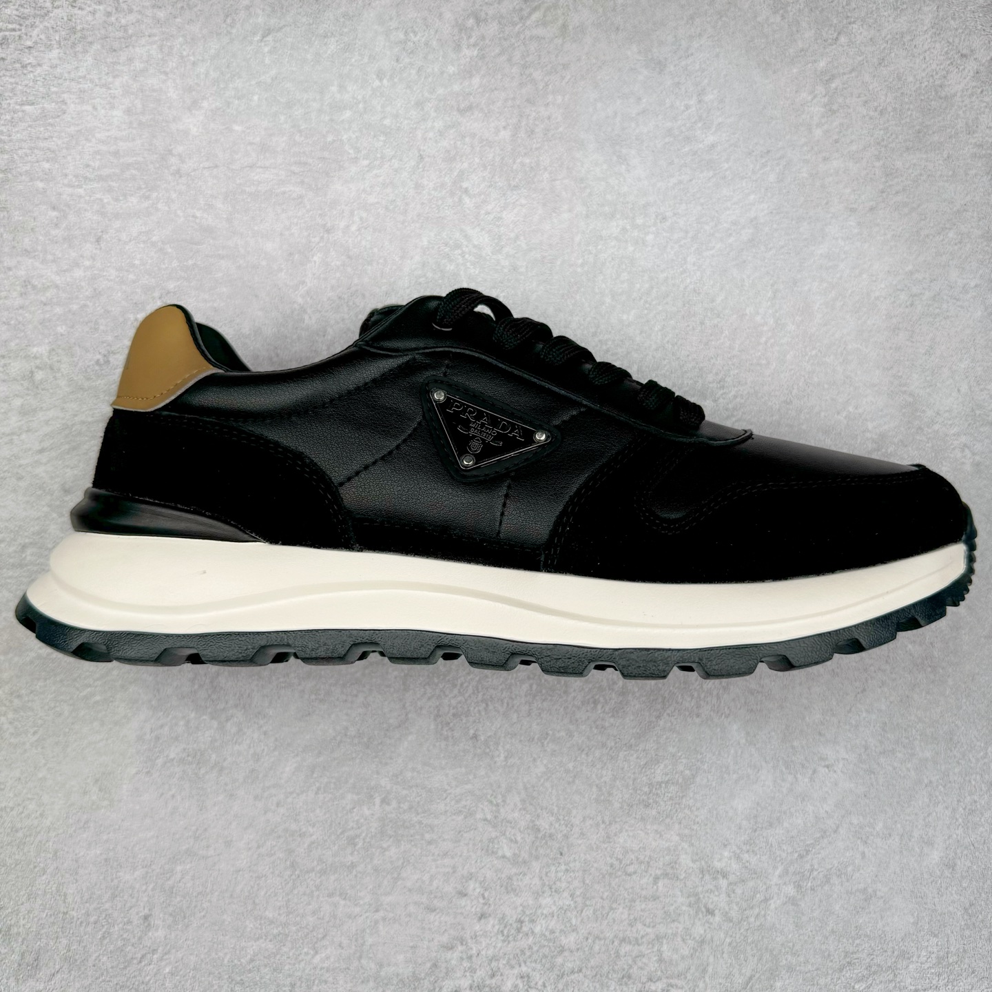 PRADA普拉达 厚底徽标系带运动休闲男鞋系列 广东大厂品质 专柜同步 大气个性更潮更抢眼更追求档次,它将颠覆旧念,与您共度时尚潮人必备! 面料采用原版进口小牛皮 牛皮内里垫脚 橡胶发泡大底 轻便防滑耐磨 脚感舒适 款式耐看做工精细 配以简洁利落的鞋楦 彰显男人的果敢和硬朗 尺码:39-44(皮鞋码)-选品中心