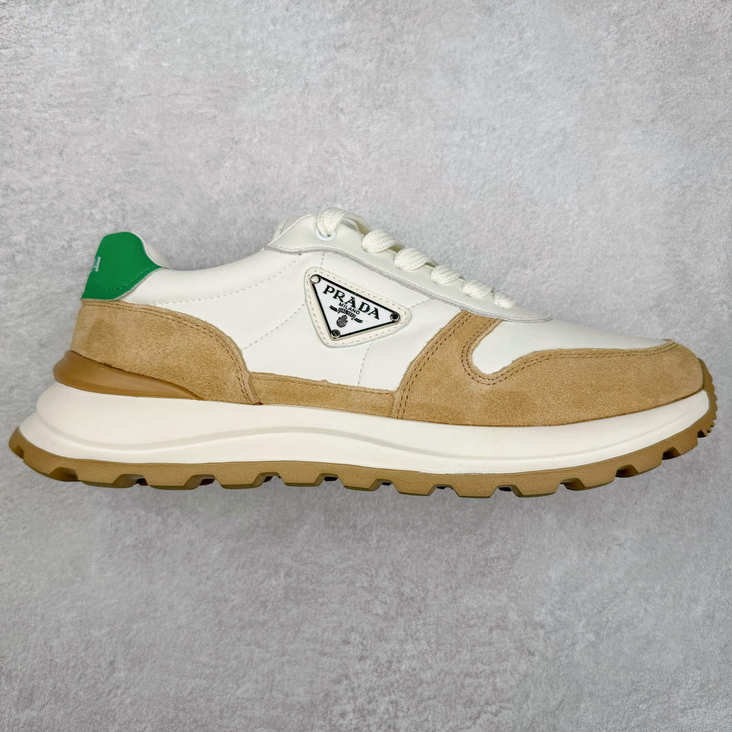 PRADA普拉达 厚底徽标系带运动休闲男鞋系列 广东大厂品质 专柜同步 大气个性更潮更抢眼更追求档次，它将颠覆旧念，与您共度时尚潮人必备! 面料采用原版进口小牛皮 牛皮内里垫脚 橡胶发泡大底 轻便防滑耐磨 脚感舒适 款式耐看做工精细 配以简洁利落的鞋楦 彰显男人的果敢和硬朗 尺码：39-44（皮鞋码）-选品中心