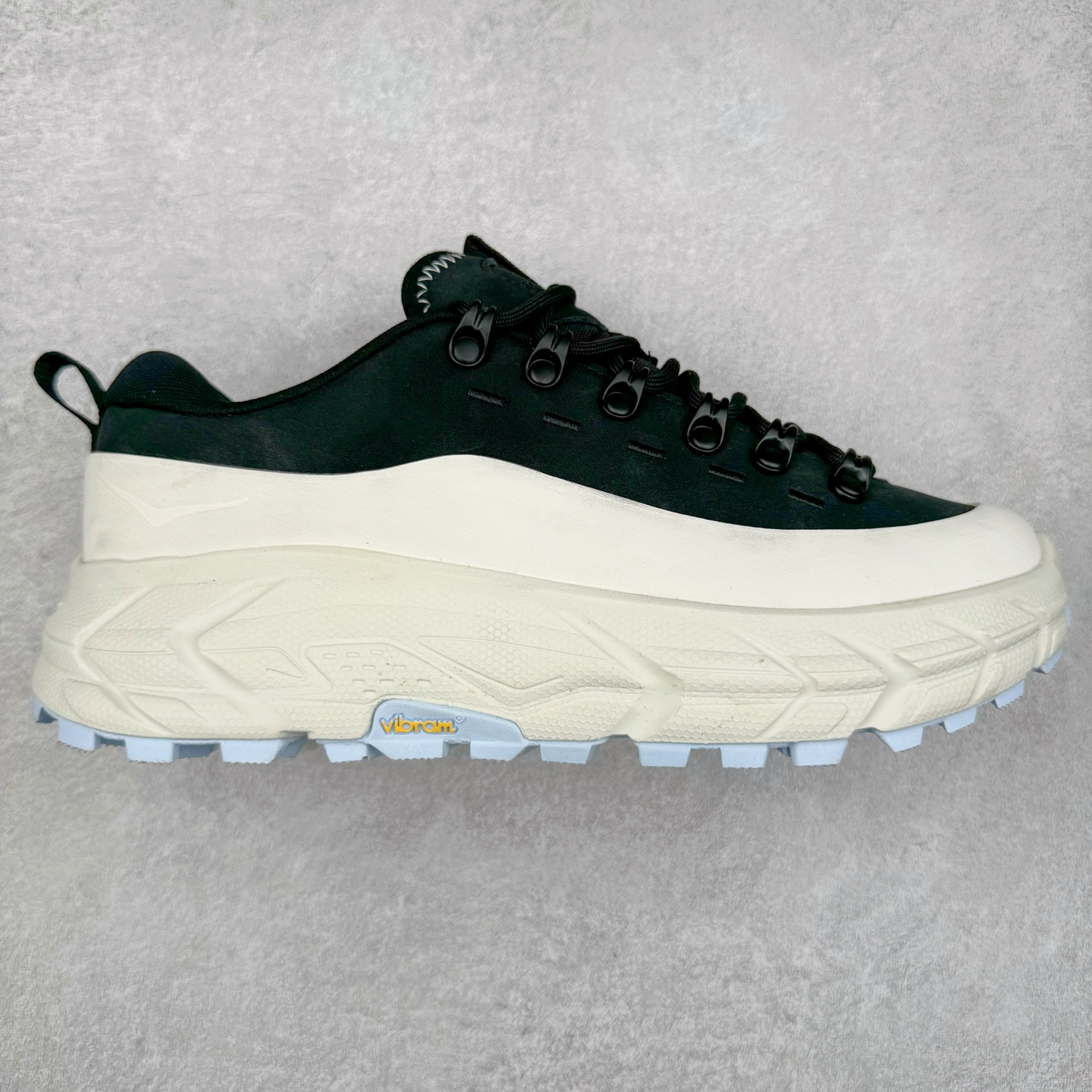 ＃纯原 HOKA ONE ONE Tor Uitra Low 托亚潮流户外越野登山功能鞋 鞋款利用机能、户外、复古元素将都市型格与户外机能无缝结合 既能自由穿梭于城市的钢筋水泥之间 也能轻松演绎山系潮流搭配 全粒面皮革结合模压鞋口 提升持久耐穿度 直至鞋头的鞋带设计 舒适灵活的调节 搭配鞋头处HOKA ONE ONE飞翼纹饰 营造了个性十足的张扬气场 Tor Ultra 配备 Vibram® 鞋底与 EVA 和RMAT® 中底 给穿著者最佳的抓地力及舒适性 另外中底的金属摇杆可稳定脚部行程 当走过崎岖山路时依然让脚部得到平稳的感觉 而整对鞋以皮革和耐用尼龙布材打造 与坚固的鞋底相结合 可以牢固地支撑脚部和脚踝 另外外层搭载的Event技术 保持鞋履防水以及鞋内透气作用 尺码：36 36.5 37.5 38 38.5 39 40 40.5 41 42 42.5 43 44 44.5 45-选品中心