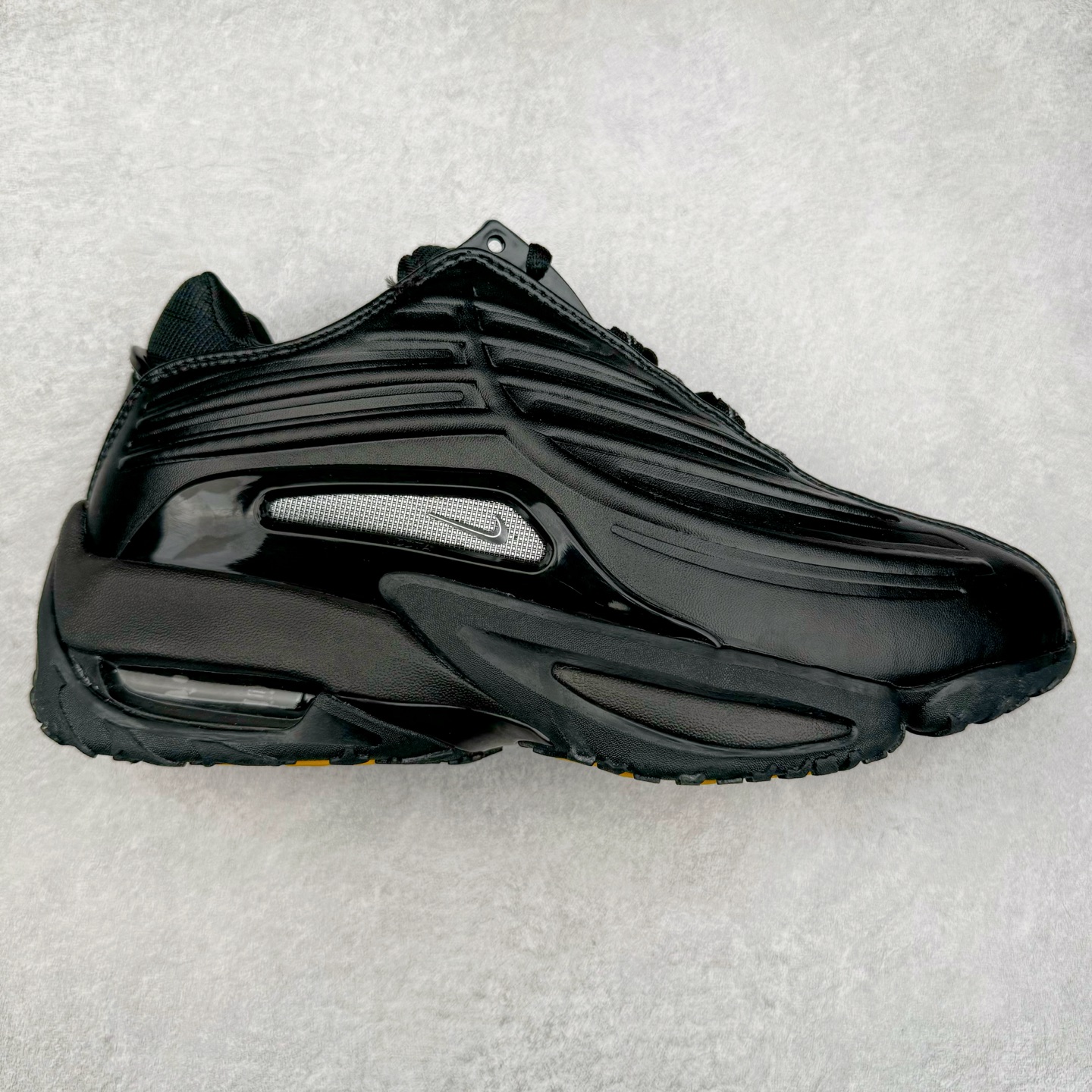 NOCTA x NK Hot Step 2 Air Terra 联名款减震耐磨机能篮球鞋 DZ7293-100 鞋面造型有很强的线条感 电镀元素贯穿鞋身 以其鲜明的色调 为街头时尚注入了一股新鲜活力 这款鞋的设计灵感来源于篮球场上的激情与活力 鞋身采用亮眼的颜色覆盖 搭配上黑色和白色的细节点缀 形成了强烈的视觉冲击 让人一眼就难以忘怀 不仅仅是一双鞋 它是一种态度 一种对生活充满热情的态度 无论是在夜晚的街头漫步 还是在篮球场上的激烈对抗 它都能让你成为众人焦点 尺码：36 36.5 37.5 38 38.5 39 40 40.5 41 42 42.5 43 44 44.5 45 46 47.5-选品中心