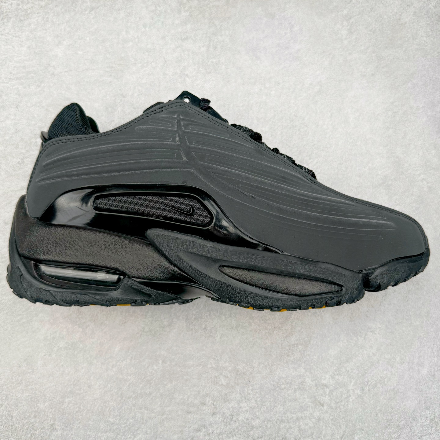 NOCTA x NK Hot Step 2 Air Terra 联名款减震耐磨机能篮球鞋 DZ7293-100 鞋面造型有很强的线条感 电镀元素贯穿鞋身 以其鲜明的色调 为街头时尚注入了一股新鲜活力 这款鞋的设计灵感来源于篮球场上的激情与活力 鞋身采用亮眼的颜色覆盖 搭配上黑色和白色的细节点缀 形成了强烈的视觉冲击 让人一眼就难以忘怀 不仅仅是一双鞋 它是一种态度 一种对生活充满热情的态度 无论是在夜晚的街头漫步 还是在篮球场上的激烈对抗 它都能让你成为众人焦点 尺码：36 36.5 37.5 38 38.5 39 40 40.5 41 42 42.5 43 44 44.5 45 46 47.5-选品中心