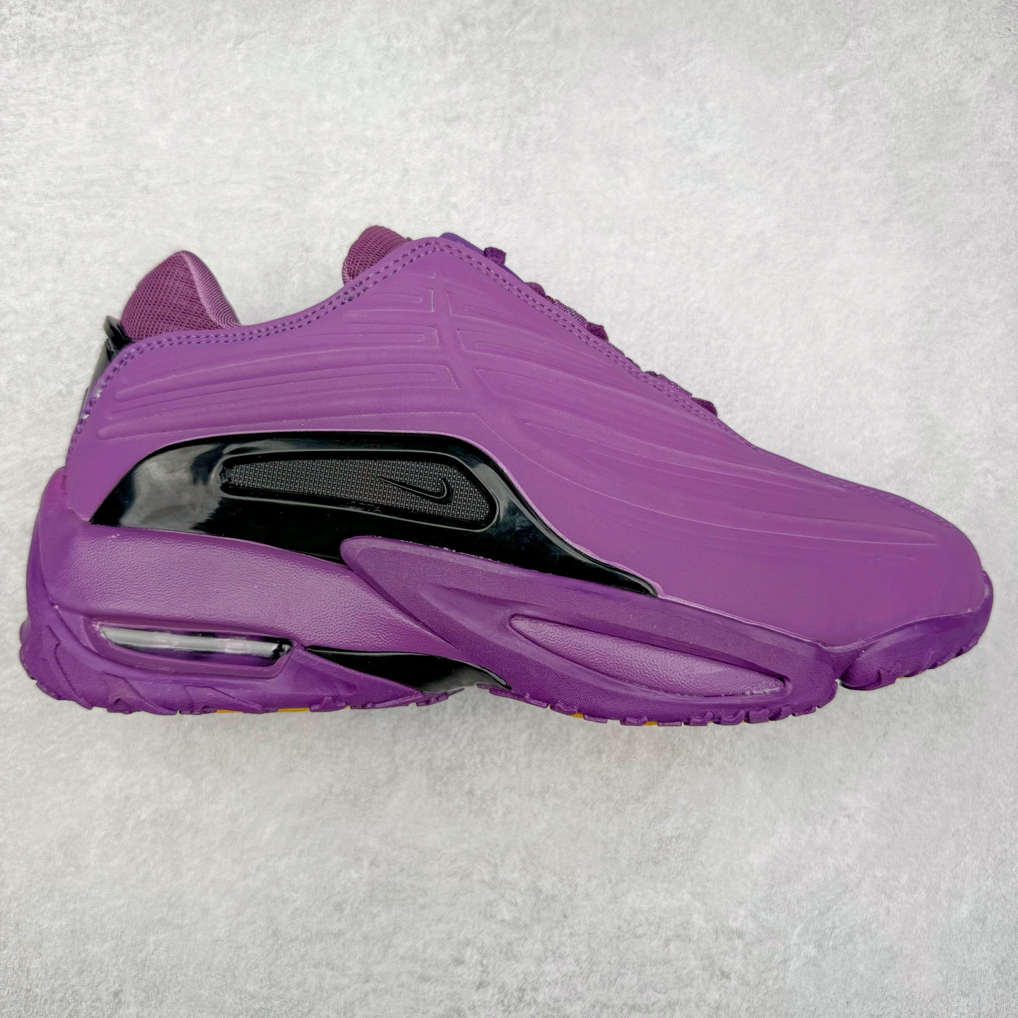 NOCTA x NK Hot Step 2 Air Terra 联名款减震耐磨机能篮球鞋 DZ7293-100 鞋面造型有很强的线条感 电镀元素贯穿鞋身 以其鲜明的色调 为街头时尚注入了一股新鲜活力 这款鞋的设计灵感来源于篮球场上的激情与活力 鞋身采用亮眼的颜色覆盖 搭配上黑色和白色的细节点缀 形成了强烈的视觉冲击 让人一眼就难以忘怀 不仅仅是一双鞋 它是一种态度 一种对生活充满热情的态度 无论是在夜晚的街头漫步 还是在篮球场上的激烈对抗 它都能让你成为众人焦点 尺码：36 36.5 37.5 38 38.5 39 40 40.5 41 42 42.5 43 44 44.5 45 46 47.5-选品中心