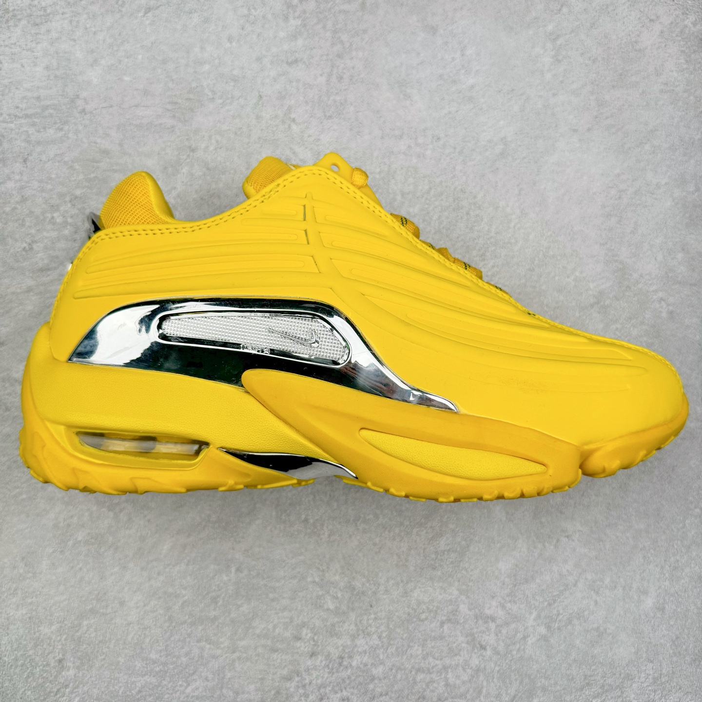 NOCTA x NK Hot Step 2 Air Terra 联名款减震耐磨机能篮球鞋 DZ7293-100 鞋面造型有很强的线条感 电镀元素贯穿鞋身 以其鲜明的色调 为街头时尚注入了一股新鲜活力 这款鞋的设计灵感来源于篮球场上的激情与活力 鞋身采用亮眼的颜色覆盖 搭配上黑色和白色的细节点缀 形成了强烈的视觉冲击 让人一眼就难以忘怀 不仅仅是一双鞋 它是一种态度 一种对生活充满热情的态度 无论是在夜晚的街头漫步 还是在篮球场上的激烈对抗 它都能让你成为众人焦点 尺码：36 36.5 37.5 38 38.5 39 40 40.5 41 42 42.5 43 44 44.5 45 46 47.5-选品中心