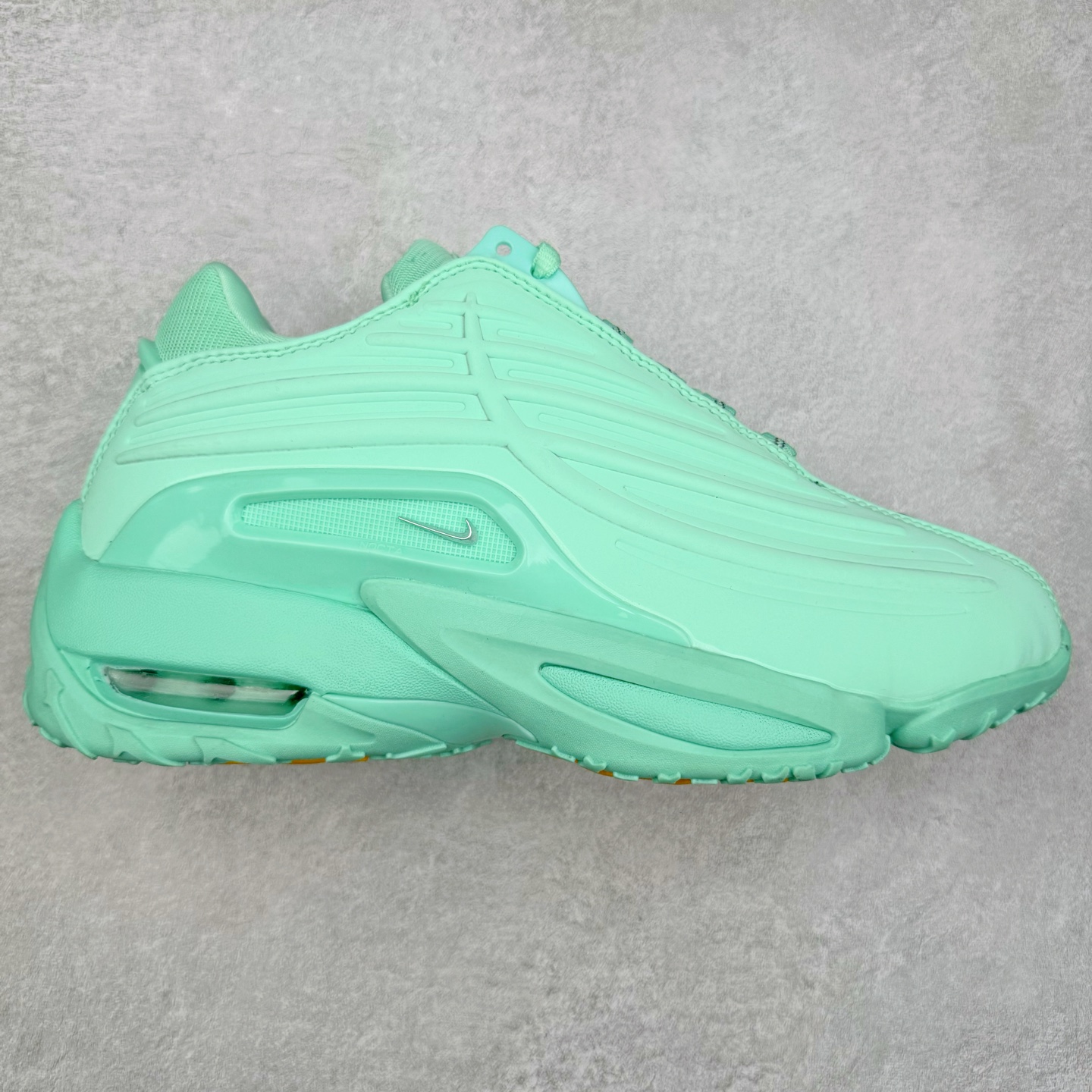 NOCTA x NK Hot Step 2 Air Terra 联名款减震耐磨机能篮球鞋 DZ7293-100 鞋面造型有很强的线条感 电镀元素贯穿鞋身 以其鲜明的色调 为街头时尚注入了一股新鲜活力 这款鞋的设计灵感来源于篮球场上的激情与活力 鞋身采用亮眼的颜色覆盖 搭配上黑色和白色的细节点缀 形成了强烈的视觉冲击 让人一眼就难以忘怀 不仅仅是一双鞋 它是一种态度 一种对生活充满热情的态度 无论是在夜晚的街头漫步 还是在篮球场上的激烈对抗 它都能让你成为众人焦点 尺码：36 36.5 37.5 38 38.5 39 40 40.5 41 42 42.5 43 44 44.5 45 46 47.5-选品中心