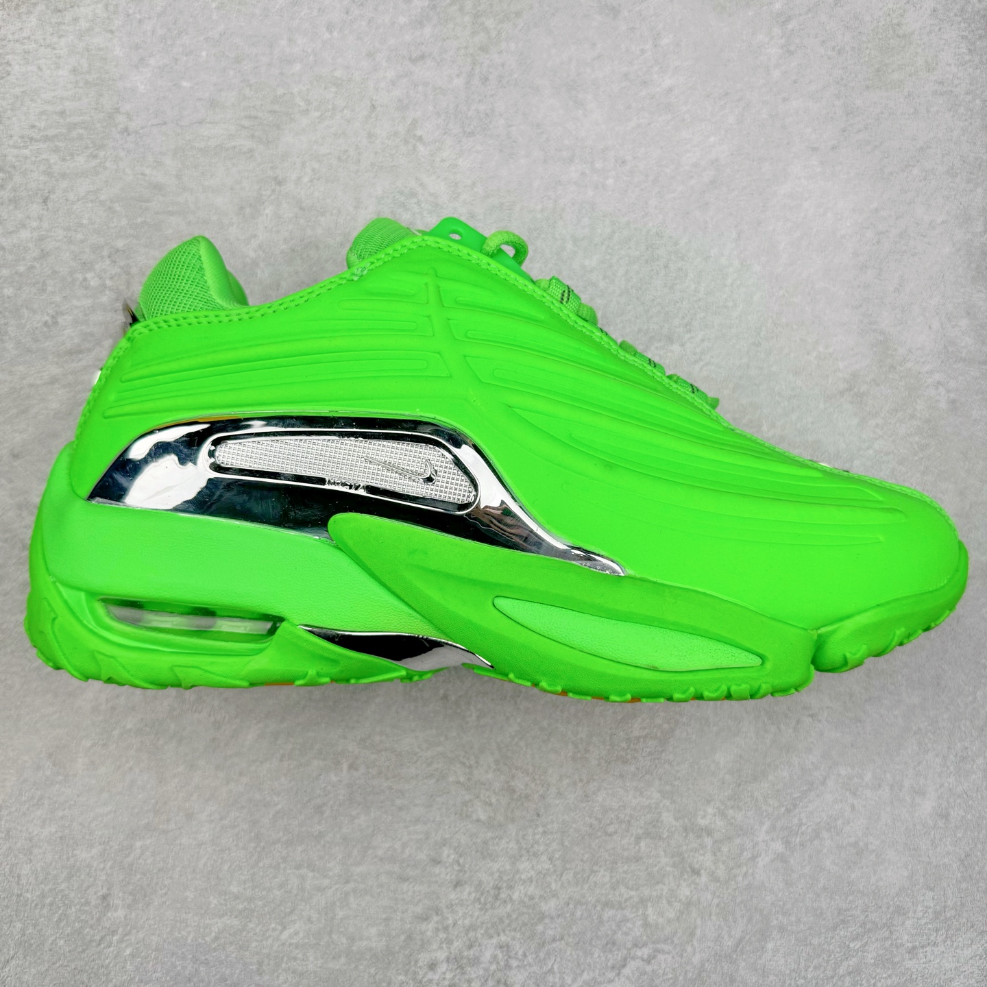 NOCTA x NK Hot Step 2 Air Terra 联名款减震耐磨机能篮球鞋 DZ7293-100 鞋面造型有很强的线条感 电镀元素贯穿鞋身 以其鲜明的色调 为街头时尚注入了一股新鲜活力 这款鞋的设计灵感来源于篮球场上的激情与活力 鞋身采用亮眼的颜色覆盖 搭配上黑色和白色的细节点缀 形成了强烈的视觉冲击 让人一眼就难以忘怀 不仅仅是一双鞋 它是一种态度 一种对生活充满热情的态度 无论是在夜晚的街头漫步 还是在篮球场上的激烈对抗 它都能让你成为众人焦点 尺码：36 36.5 37.5 38 38.5 39 40 40.5 41 42 42.5 43 44 44.5 45 46 47.5-选品中心