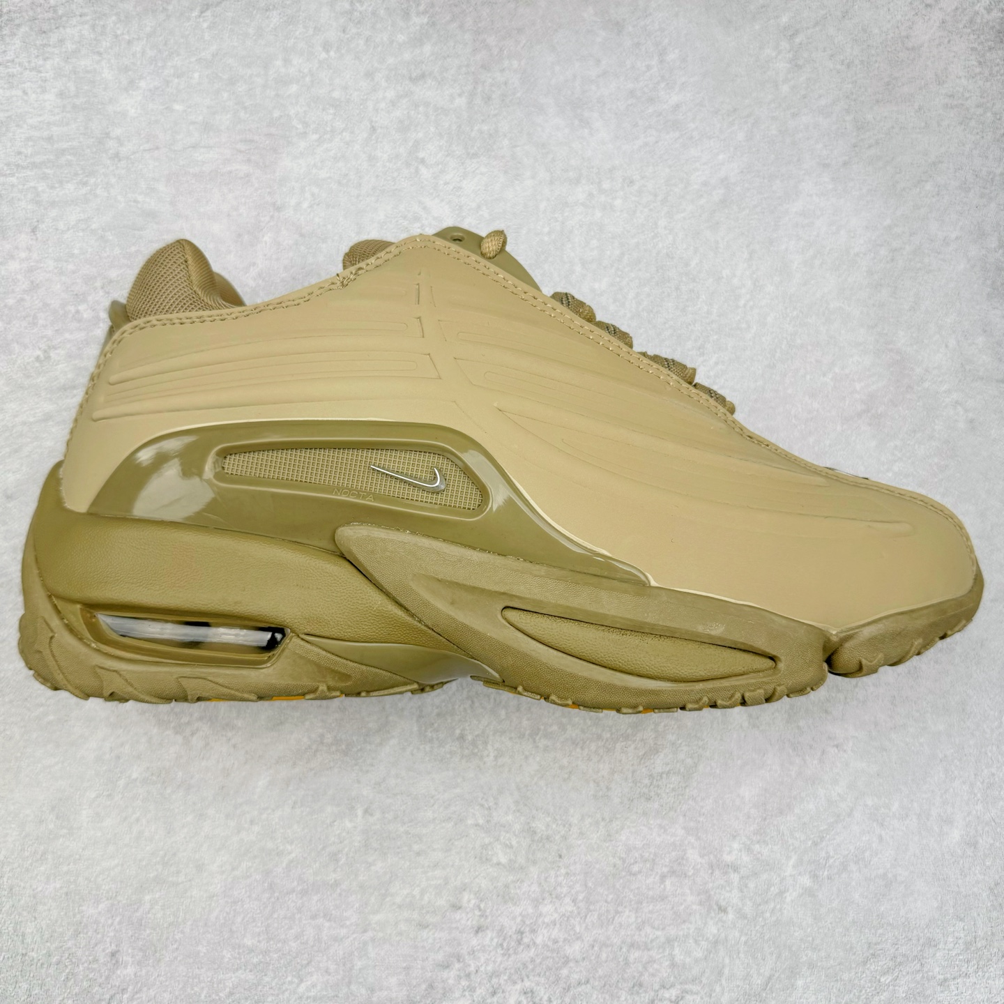 NOCTA x NK Hot Step 2 Air Terra 联名款减震耐磨机能篮球鞋 DZ7293-600 鞋面造型有很强的线条感 电镀元素贯穿鞋身 以其鲜明的色调 为街头时尚注入了一股新鲜活力 这款鞋的设计灵感来源于篮球场上的激情与活力 鞋身采用亮眼的颜色覆盖 搭配上黑色和白色的细节点缀 形成了强烈的视觉冲击 让人一眼就难以忘怀 不仅仅是一双鞋 它是一种态度 一种对生活充满热情的态度 无论是在夜晚的街头漫步 还是在篮球场上的激烈对抗 它都能让你成为众人焦点 尺码：36 36.5 37.5 38 38.5 39 40 40.5 41 42 42.5 43 44 44.5 45 46 47.5-选品中心