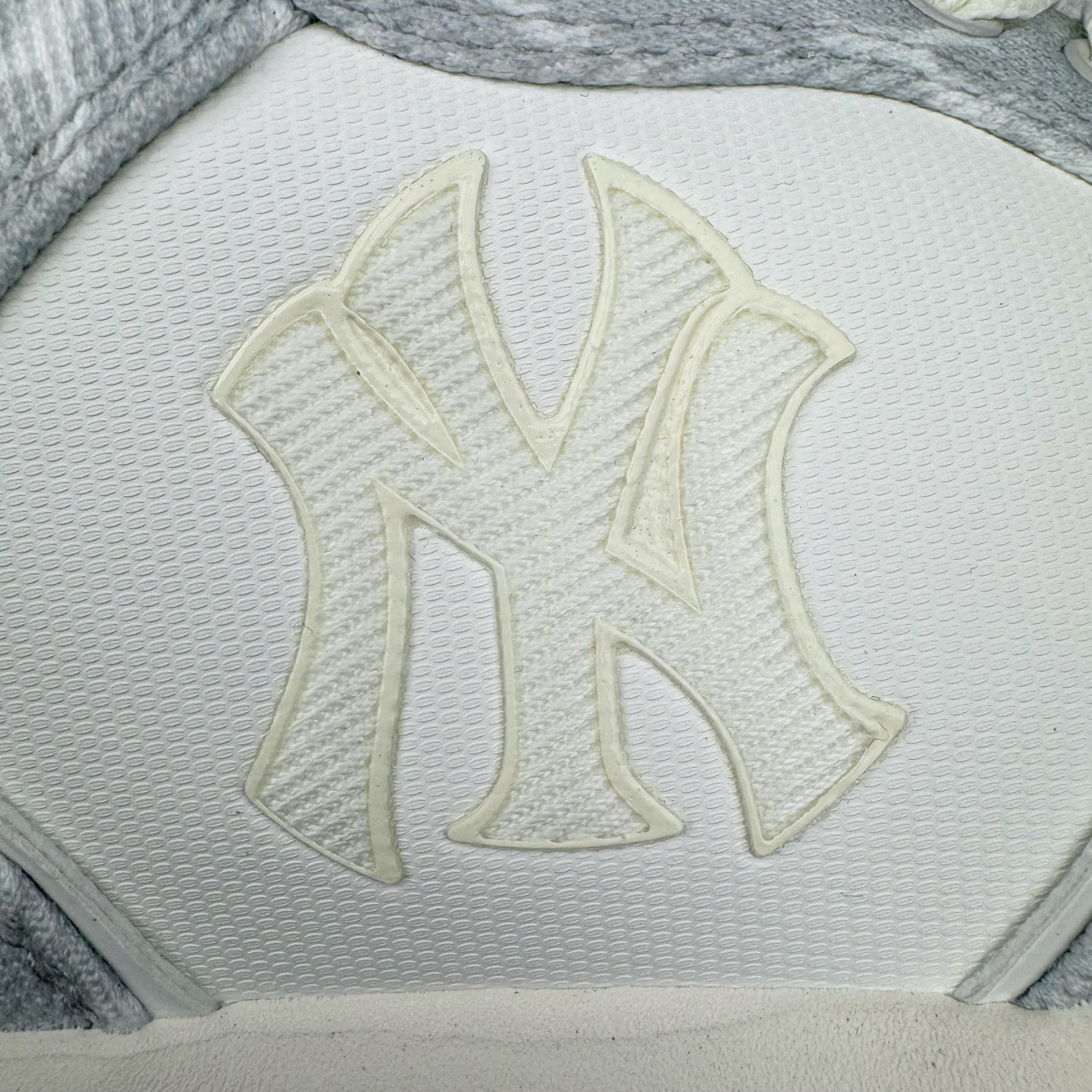 图片[13]-＃PB过验版 MLB Chunky Liner Basic 复古印花学长鞋系列低帮轻量增高厚底百搭休闲运动慢跑鞋板鞋 Korea韩国联名NY美国榄球纽约洋基队限定 目前可过轻松秒过各类鉴定 能操作的私聊 韩国代购专供 左脚内置NFC感应 区别市面贴纸假芯片 MLB专用菱形双针中底布 重点细节中底布带注胶孔 原厂NFC感应吊牌 支持鉴定 一个两位数 原盒原标 全套原楦原纸板原厂数据开发 中韩文保养标贴 绿色防霉片 平台代购专供 独家一比一RB+MD组合大底 高频后跟小人Logo精准对位立体饱满 正确网布加超迁鞋面 转印中底走线紧密 转印Logo工艺表层防刮不掉色 尺码：35 36 36.5 37.5 38 38.5 39 40 40.5 41 42 42.5 43 44 44.5 45-选品中心