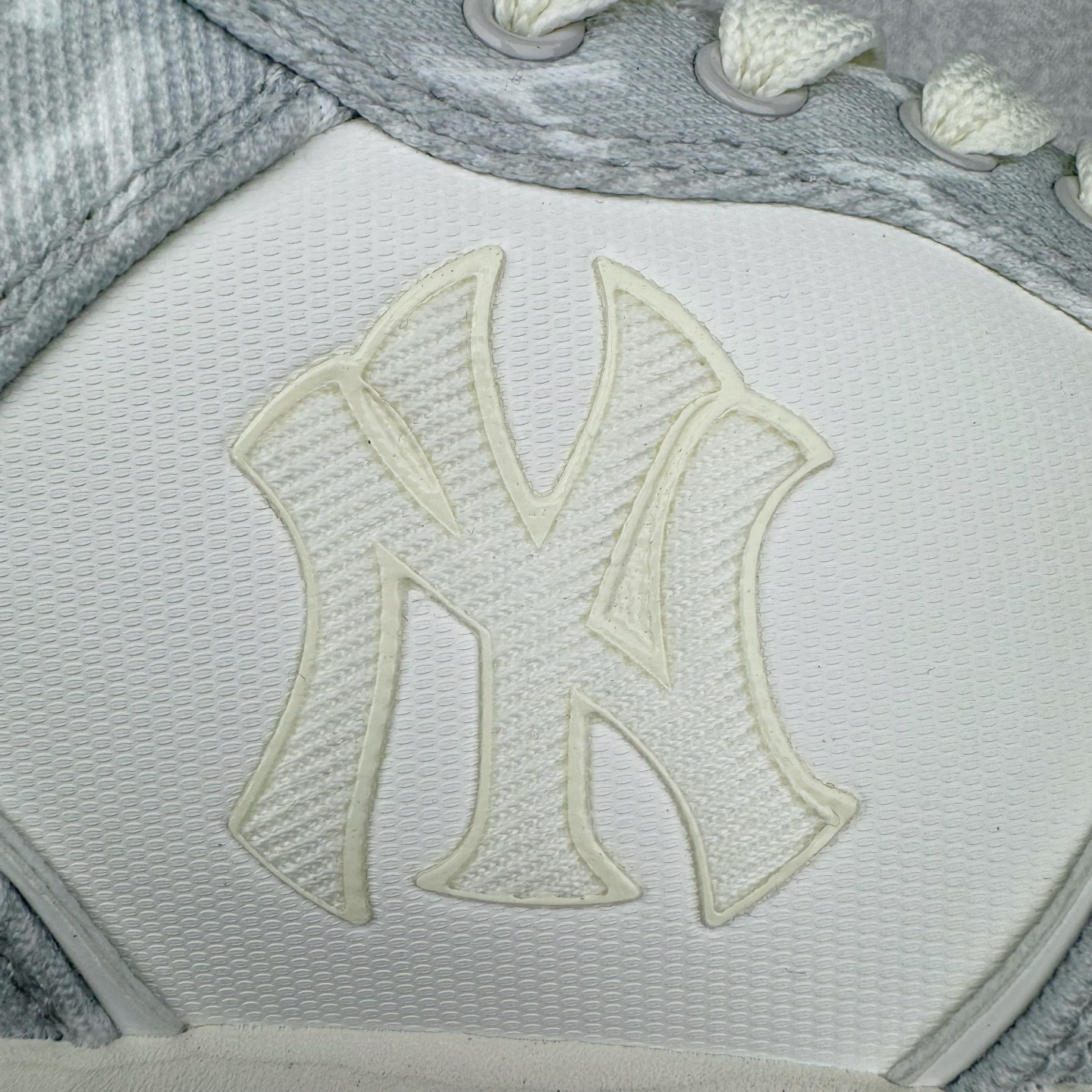 图片[16]-＃PB过验版 MLB Chunky Liner Basic 复古印花学长鞋系列低帮轻量增高厚底百搭休闲运动慢跑鞋板鞋 Korea韩国联名NY美国榄球纽约洋基队限定 目前可过轻松秒过各类鉴定 能操作的私聊 韩国代购专供 左脚内置NFC感应 区别市面贴纸假芯片 MLB专用菱形双针中底布 重点细节中底布带注胶孔 原厂NFC感应吊牌 支持鉴定 一个两位数 原盒原标 全套原楦原纸板原厂数据开发 中韩文保养标贴 绿色防霉片 平台代购专供 独家一比一RB+MD组合大底 高频后跟小人Logo精准对位立体饱满 正确网布加超迁鞋面 转印中底走线紧密 转印Logo工艺表层防刮不掉色 尺码：35 36 36.5 37.5 38 38.5 39 40 40.5 41 42 42.5 43 44 44.5 45-选品中心