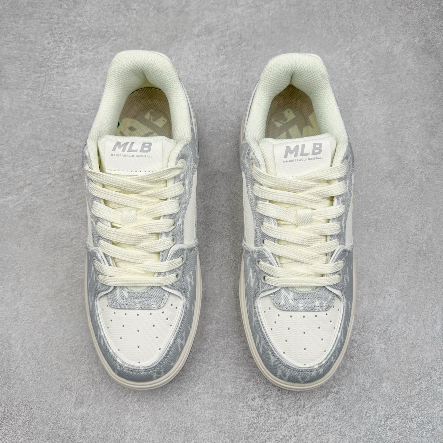 图片[2]-＃PB过验版 MLB Chunky Liner Basic 复古印花学长鞋系列低帮轻量增高厚底百搭休闲运动慢跑鞋板鞋 Korea韩国联名NY美国榄球纽约洋基队限定 目前可过轻松秒过各类鉴定 能操作的私聊 韩国代购专供 左脚内置NFC感应 区别市面贴纸假芯片 MLB专用菱形双针中底布 重点细节中底布带注胶孔 原厂NFC感应吊牌 支持鉴定 一个两位数 原盒原标 全套原楦原纸板原厂数据开发 中韩文保养标贴 绿色防霉片 平台代购专供 独家一比一RB+MD组合大底 高频后跟小人Logo精准对位立体饱满 正确网布加超迁鞋面 转印中底走线紧密 转印Logo工艺表层防刮不掉色 尺码：35 36 36.5 37.5 38 38.5 39 40 40.5 41 42 42.5 43 44 44.5 45-选品中心