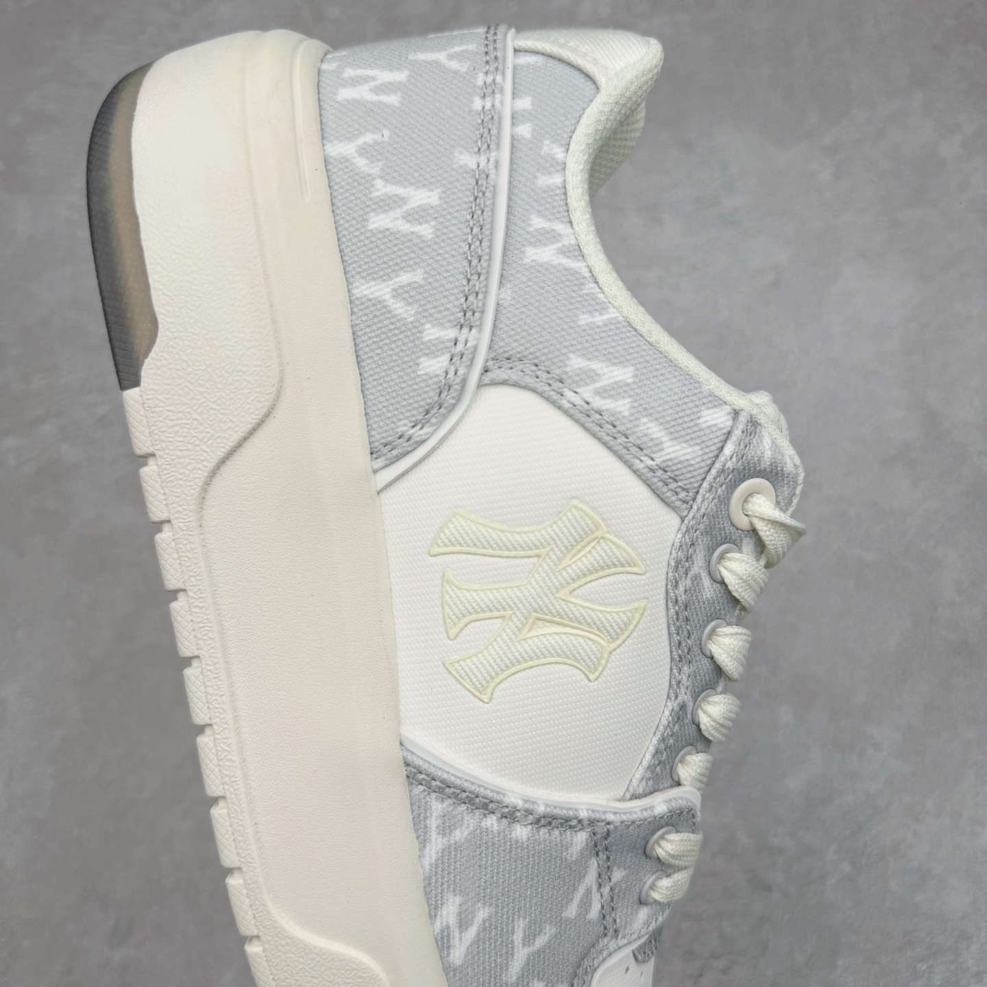 图片[6]-＃PB过验版 MLB Chunky Liner Basic 复古印花学长鞋系列低帮轻量增高厚底百搭休闲运动慢跑鞋板鞋 Korea韩国联名NY美国榄球纽约洋基队限定 目前可过轻松秒过各类鉴定 能操作的私聊 韩国代购专供 左脚内置NFC感应 区别市面贴纸假芯片 MLB专用菱形双针中底布 重点细节中底布带注胶孔 原厂NFC感应吊牌 支持鉴定 一个两位数 原盒原标 全套原楦原纸板原厂数据开发 中韩文保养标贴 绿色防霉片 平台代购专供 独家一比一RB+MD组合大底 高频后跟小人Logo精准对位立体饱满 正确网布加超迁鞋面 转印中底走线紧密 转印Logo工艺表层防刮不掉色 尺码：35 36 36.5 37.5 38 38.5 39 40 40.5 41 42 42.5 43 44 44.5 45-选品中心