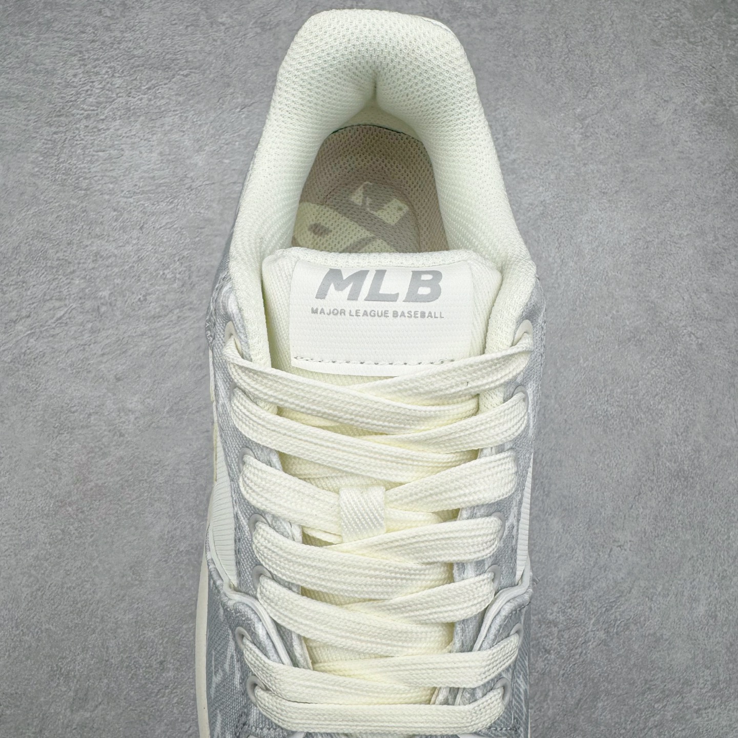 图片[5]-＃PB过验版 MLB Chunky Liner Basic 复古印花学长鞋系列低帮轻量增高厚底百搭休闲运动慢跑鞋板鞋 Korea韩国联名NY美国榄球纽约洋基队限定 目前可过轻松秒过各类鉴定 能操作的私聊 韩国代购专供 左脚内置NFC感应 区别市面贴纸假芯片 MLB专用菱形双针中底布 重点细节中底布带注胶孔 原厂NFC感应吊牌 支持鉴定 一个两位数 原盒原标 全套原楦原纸板原厂数据开发 中韩文保养标贴 绿色防霉片 平台代购专供 独家一比一RB+MD组合大底 高频后跟小人Logo精准对位立体饱满 正确网布加超迁鞋面 转印中底走线紧密 转印Logo工艺表层防刮不掉色 尺码：35 36 36.5 37.5 38 38.5 39 40 40.5 41 42 42.5 43 44 44.5 45-选品中心