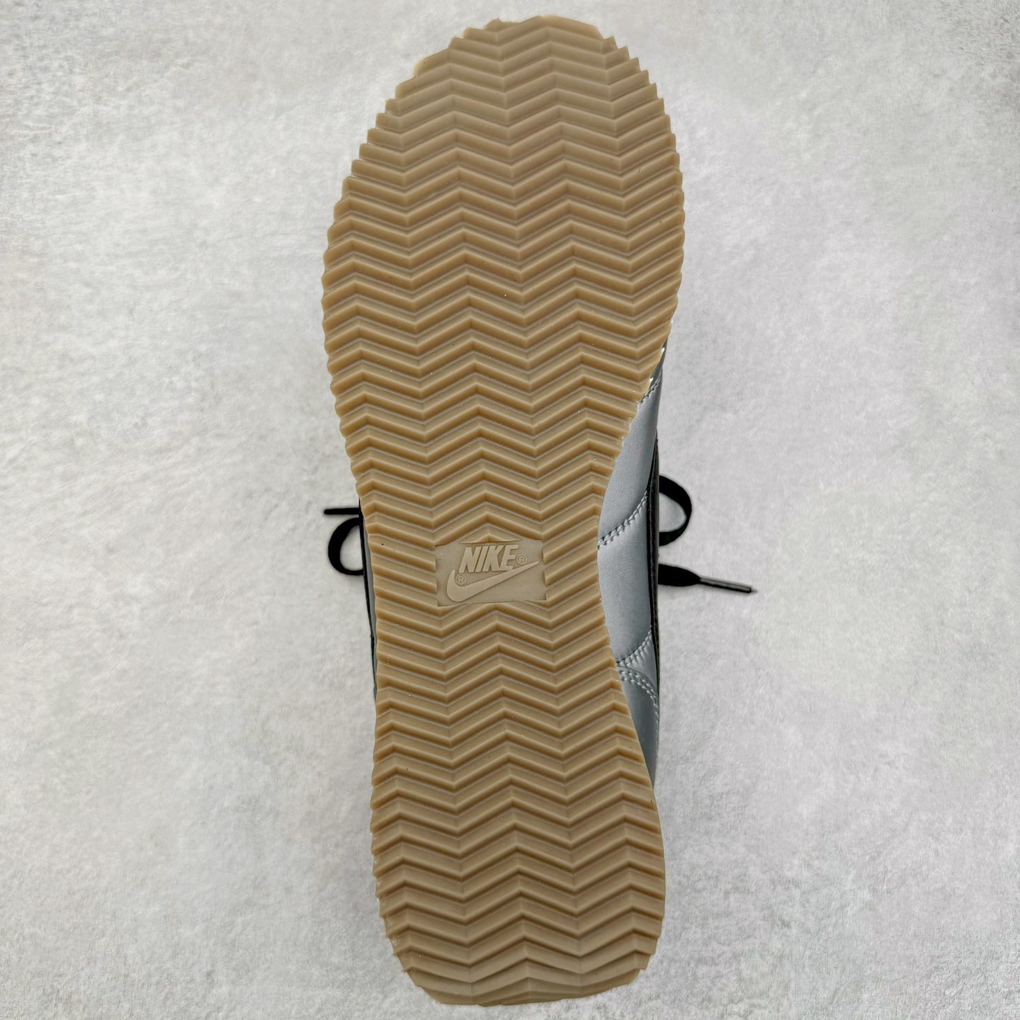 图片[9]-＃JC纯原 NK Classic Cortez Leather 阿甘复古初代皮革慢跑鞋 HQ3490-099 实体平台指令订单 全套原纸板楦头开发 原厂数据大底磨具 一比一鞋头弧度高度鞋身弧度 细节品控鞋型随意对比 正确烫金高频细节 公司级标准检验QC 区分市面一切版本 完美复刻阿甘复古鞋型 尺码：35.5 36 36.5 37.5 38 38.5 39 40 40.5 41 42 42.5 43 44 44.5 45-选品中心