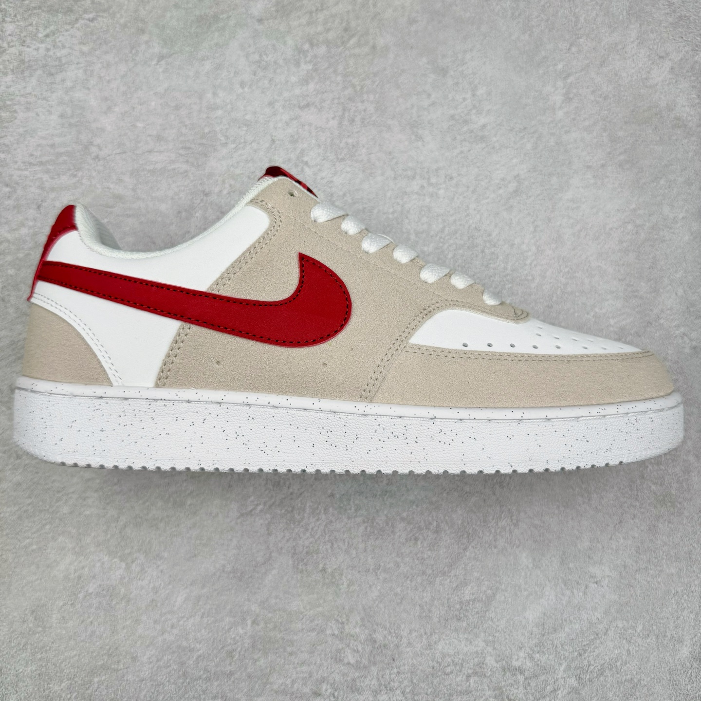 图片[5]-NK Court Vision Low CV低帮复古百搭透气休闲运动板鞋 口碑实力大厂出品 出货即市场巅峰 全套原纸板楦头开发 原汁原味 完美呈现版型 原数据独家私模大底 超高清洁度 极限压缩成本 超级跑量款式 经典耐用的设计 兼顾舒适脚感和出众风范 演绎匠心之作 结构性的支撑贴合感结合复古篮球设计 塑就场外全明星风范 实拍调校N版已经零色差零失真 百分百还原实物色彩所见即所得 不存在货不对板色差等低级问题 选购参考实物拍摄 不混卖不参货 只用心做好货严格选品 承诺混一赔十 尺码：36 36.5 37.5 38 38.5 39 40 40.5 41 42 42.5 43 44 44.5 45-选品中心