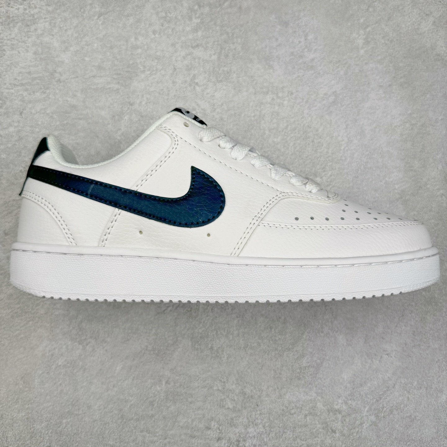 NK Court Vision Low CV低帮复古百搭透气休闲运动板鞋 口碑实力大厂出品 出货即市场巅峰 全套原纸板楦头开发 原汁原味 完美呈现版型 原数据独家私模大底 超高清洁度 极限压缩成本 超级跑量款式 经典耐用的设计 兼顾舒适脚感和出众风范 演绎匠心之作 结构性的支撑贴合感结合复古篮球设计 塑就场外全明星风范 实拍调校N版已经零色差零失真 百分百还原实物色彩所见即所得 不存在货不对板色差等低级问题 选购参考实物拍摄 不混卖不参货 只用心做好货严格选品 承诺混一赔十 尺码：36 36.5 37.5 38 38.5 39 40 40.5 41 42 42.5 43 44 44.5 45-选品中心