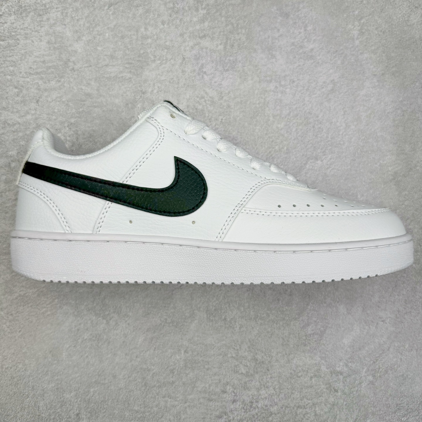 NK Court Vision Low CV低帮复古百搭透气休闲运动板鞋 口碑实力大厂出品 出货即市场巅峰 全套原纸板楦头开发 原汁原味 完美呈现版型 原数据独家私模大底 超高清洁度 极限压缩成本 超级跑量款式 经典耐用的设计 兼顾舒适脚感和出众风范 演绎匠心之作 结构性的支撑贴合感结合复古篮球设计 塑就场外全明星风范 实拍调校N版已经零色差零失真 百分百还原实物色彩所见即所得 不存在货不对板色差等低级问题 选购参考实物拍摄 不混卖不参货 只用心做好货严格选品 承诺混一赔十 尺码：36 36.5 37.5 38 38.5 39 40 40.5 41 42 42.5 43 44 44.5 45-选品中心