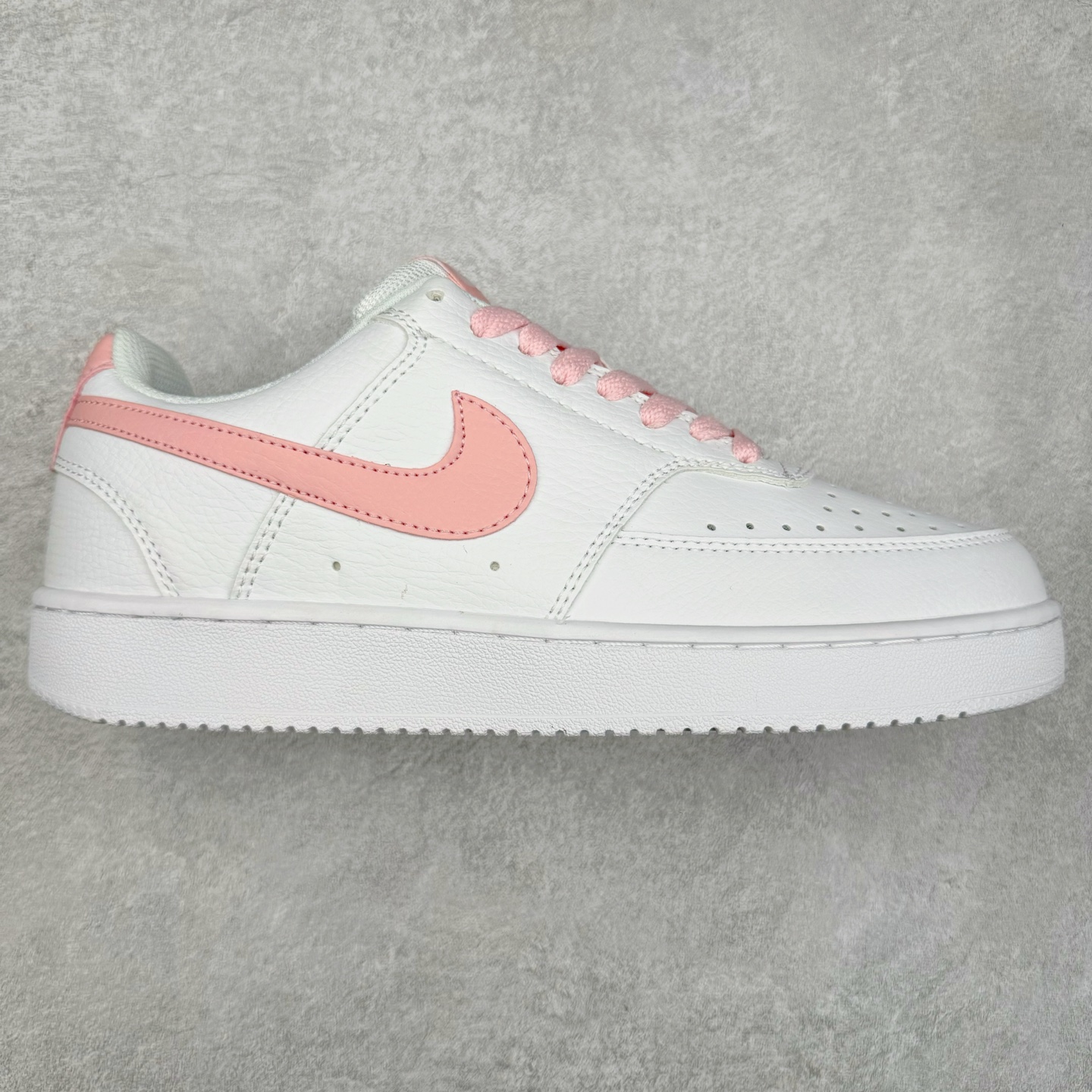 NK Court Vision Low CV低帮复古百搭透气休闲运动板鞋 口碑实力大厂出品 出货即市场巅峰 全套原纸板楦头开发 原汁原味 完美呈现版型 原数据独家私模大底 超高清洁度 极限压缩成本 超级跑量款式 经典耐用的设计 兼顾舒适脚感和出众风范 演绎匠心之作 结构性的支撑贴合感结合复古篮球设计 塑就场外全明星风范 实拍调校N版已经零色差零失真 百分百还原实物色彩所见即所得 不存在货不对板色差等低级问题 选购参考实物拍摄 不混卖不参货 只用心做好货严格选品 承诺混一赔十 尺码：36 36.5 37.5 38 38.5 39 40 40.5 41 42 42.5 43 44 44.5 45-选品中心