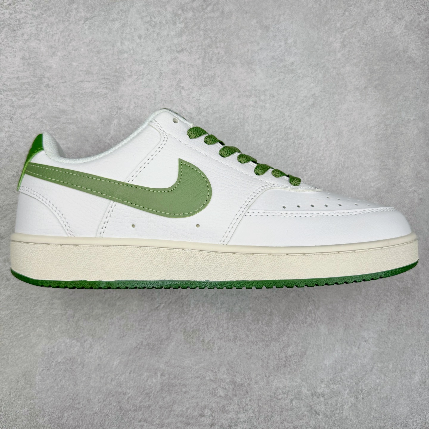 NK Court Vision Low CV低帮复古百搭透气休闲运动板鞋 口碑实力大厂出品 出货即市场巅峰 全套原纸板楦头开发 原汁原味 完美呈现版型 原数据独家私模大底 超高清洁度 极限压缩成本 超级跑量款式 经典耐用的设计 兼顾舒适脚感和出众风范 演绎匠心之作 结构性的支撑贴合感结合复古篮球设计 塑就场外全明星风范 实拍调校N版已经零色差零失真 百分百还原实物色彩所见即所得 不存在货不对板色差等低级问题 选购参考实物拍摄 不混卖不参货 只用心做好货严格选品 承诺混一赔十 尺码：36 36.5 37.5 38 38.5 39 40 40.5 41 42 42.5 43 44 44.5 45-选品中心