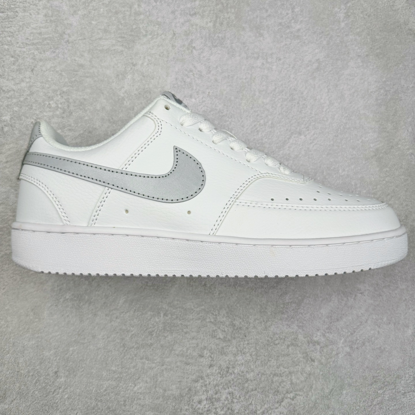 NK Court Vision Low CV低帮复古百搭透气休闲运动板鞋 口碑实力大厂出品 出货即市场巅峰 全套原纸板楦头开发 原汁原味 完美呈现版型 原数据独家私模大底 超高清洁度 极限压缩成本 超级跑量款式 经典耐用的设计 兼顾舒适脚感和出众风范 演绎匠心之作 结构性的支撑贴合感结合复古篮球设计 塑就场外全明星风范 实拍调校N版已经零色差零失真 百分百还原实物色彩所见即所得 不存在货不对板色差等低级问题 选购参考实物拍摄 不混卖不参货 只用心做好货严格选品 承诺混一赔十 尺码：36 36.5 37.5 38 38.5 39 40 40.5 41 42 42.5 43 44 44.5 45-选品中心