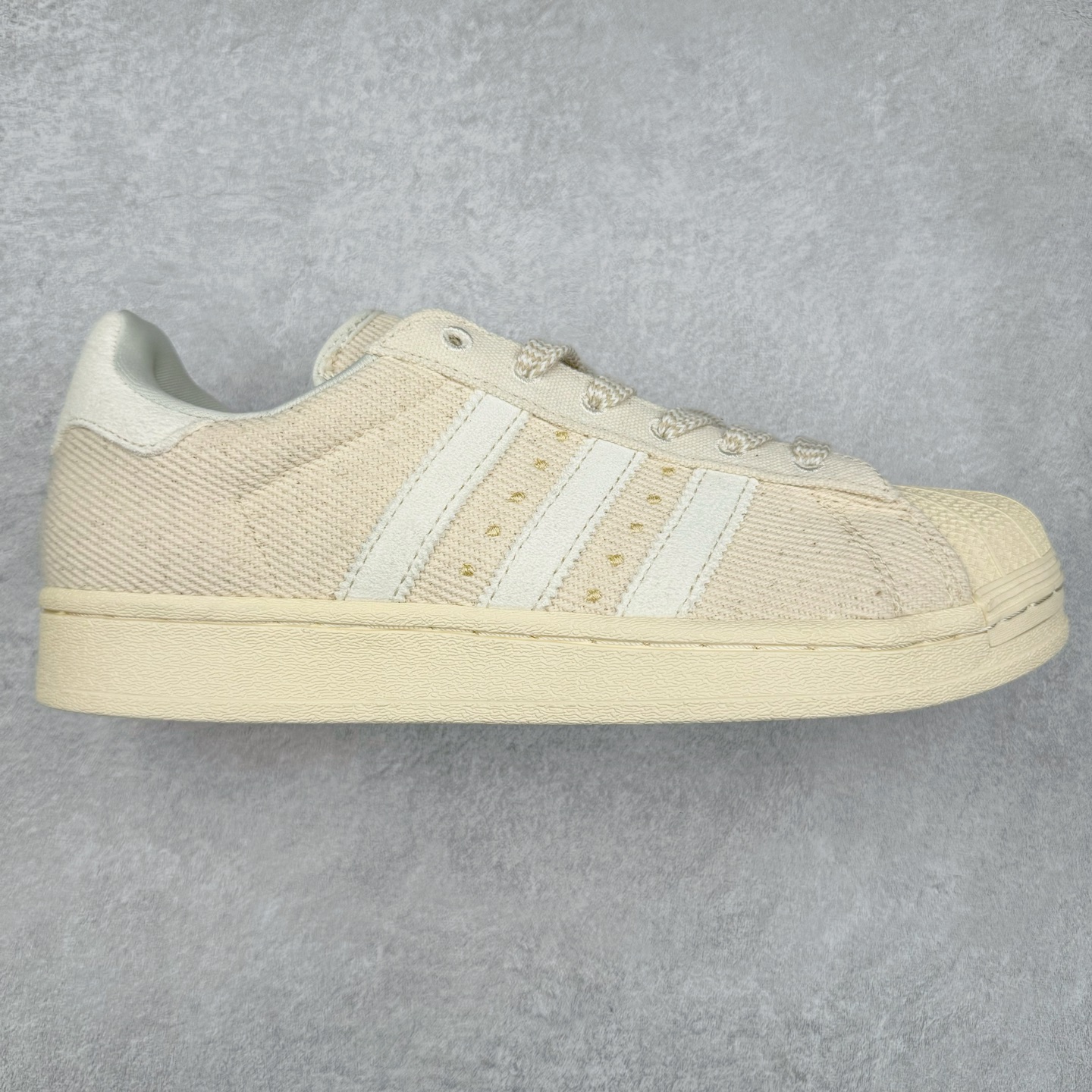 AD Originals Superstar 经典复古贝壳头板鞋 GY8800 诞生于1969年 是第一双将全皮面鞋 身与橡胶鞋头结合在一起的低帮篮球鞋 Superstar最开始 是作为高帮篮球鞋Pro Model的低帮版本而出现的 但因为其独特和醒目的橡胶鞋头造型而让大家熟知 被大家形象地称为\\\”shelltoe\\\”贝壳头 在70年代的美国职业篮球场上 接近3/4的NBA球员都将这双Superstar作为场上用鞋 80年代之后 经过不断的改良和发展 Superstar逐渐成为横跨时装、音乐、街头文化、休闲和运动等各大领域的时尚潮鞋 尺码：36 36.5 37 38 38.5 39 40 40.5 41 42 42.5 43 44 44.5 45-选品中心