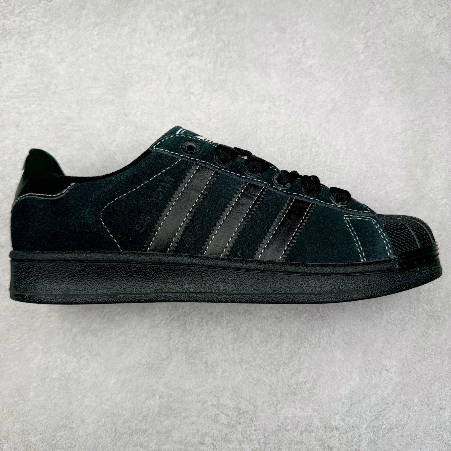 AD Originals Superstar 经典复古贝壳头板鞋 JH5470 诞生于1969年 是第一双将全皮面鞋 身与橡胶鞋头结合在一起的低帮篮球鞋 Superstar最开始 是作为高帮篮球鞋Pro Model的低帮版本而出现的 但因为其独特和醒目的橡胶鞋头造型而让大家熟知 被大家形象地称为\\\