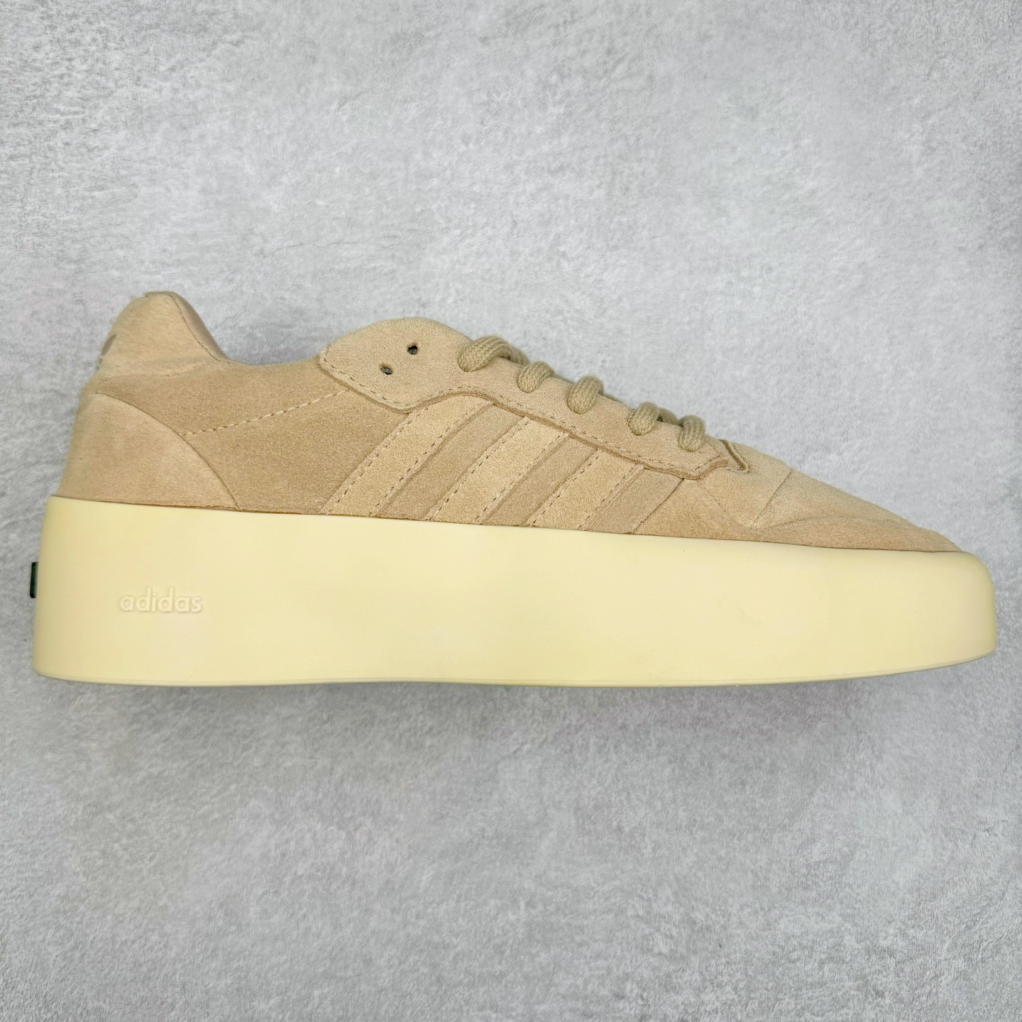 Fear Of God x AD Athletics Forum 86 Low 罗马改良系列低帮增高复古系带百搭休闲运动板鞋 FOG联名 IE6213 除去推出一些新鞋款，Jerry Lorenzo 对于 adidas 经典鞋款的再度演绎也是不容忽视。最近曝光的 Fear of God x Forum 86 Lo 将 Forum 86 的复古鞋面改造为高品质绒面革，并为其搭配了极其特殊的超厚乳白色生胶底，这样的厚度不仅使得整双鞋履的造型感在当下的潮流语境中更为协调，其「增高」妙处也是无需赘言。实拍调校N版已经零色差零失真 百分百还原实物色彩所见即所得 不存在货不对板色差等低级问题 选购参考实物拍摄 不混卖不参货 只用心做好货严格选品 承诺混一赔十 尺码：36 36.5 37.5 38 38.5 39 40 40.5 41 42 42.5 43 44 44.5 45 46-选品中心