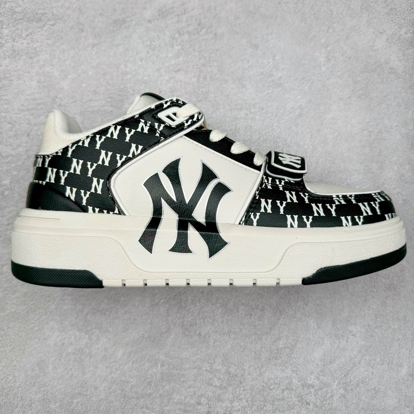 ＃DT MLB Chunky Liner Basic 复古印花学长鞋系列低帮轻量增高厚底百搭休闲运动慢跑鞋板鞋 Korea韩国联名NY美国榄球纽约洋基队限定 目前可过轻松秒过各类鉴定 能操作的私聊 韩国代购专供 左脚内置NFC感应 区别市面贴纸假芯片 MLB专用菱形双针中底布 重点细节中底布带注胶孔 原厂NFC感应吊牌 支持鉴定 一个两位数 原盒原标 全套原楦原纸板原厂数据开发 中韩文保养标贴 绿色防霉片 平台代购专供 独家一比一RB+MD组合大底 高频后跟小人Logo精准对位立体饱满 正确网布加超迁鞋面 转印中底走线紧密 转印Logo工艺表层防刮不掉色 尺码：35 36 36.5 37.5 38 38.5 39 40 40.5 41 42 42.5 43 44 44.5 45-选品中心