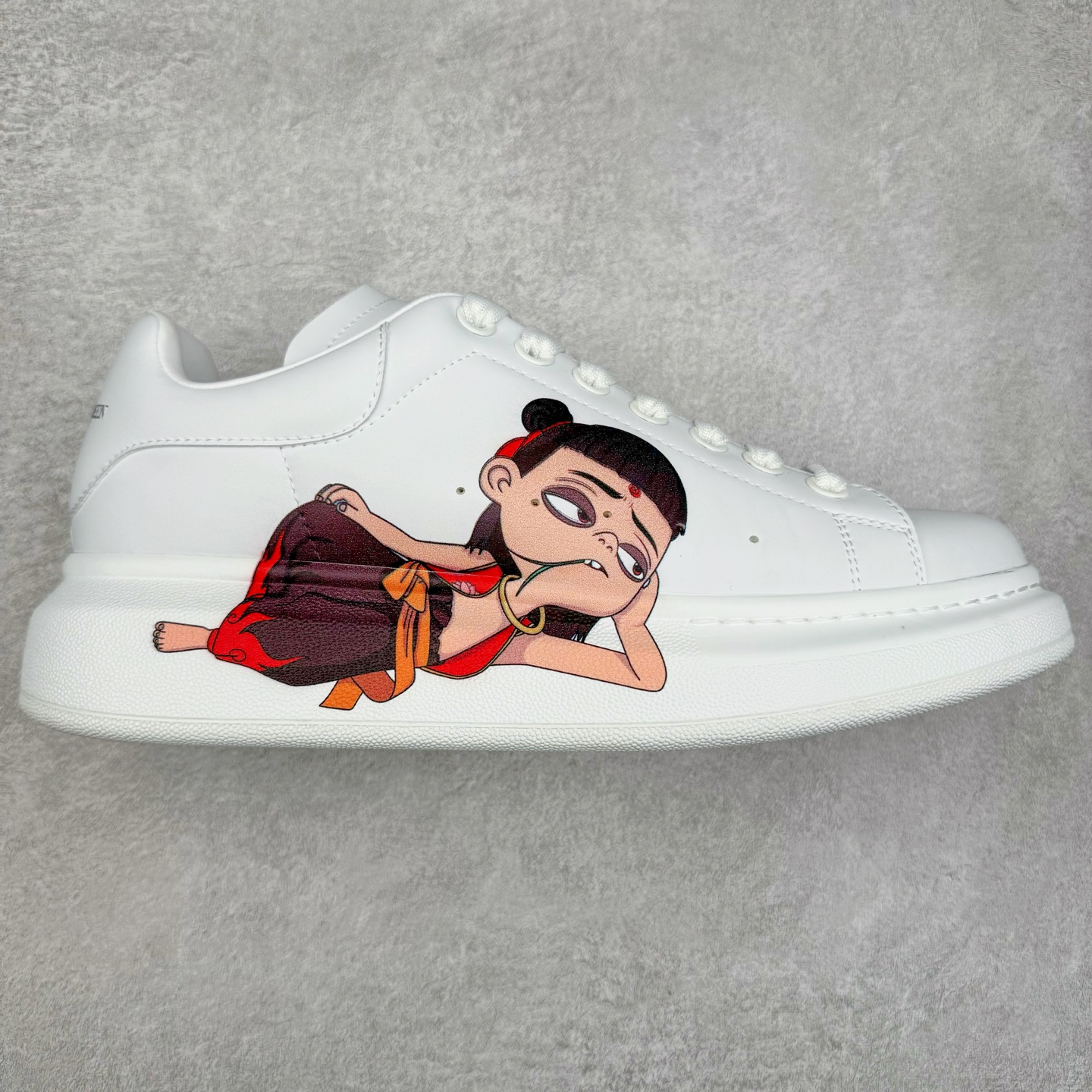 Alexander McQueen 亚历山大麦昆小白鞋 哪吒定制款 全套专柜包装物及配件(附送快递加固牛皮纸盒)右脚鞋面嵌入核心防伪芯片装置,秒杀市面文案版本 支持NFC原码独立扫描 采用丝绸硬质头层小牛皮鞋面材质 内外超软小羊皮贴脚透气及超软PU脚感乳胶物料鞋 外置原抽真空高密度增高底 白色光滑牛皮革系带运动鞋，圆头设计，鞋跟点缀黑色绒面革细节。搭配宽扁鞋带，鞋舌和后帮饰有 Alexander McQueen 品牌标志。阔型橡胶鞋底。运动鞋另配一副鞋带材料 100% 小牛皮 所有细节与原版一致 尺码：35 36 37 38 39 40 41 42 43 44 45-选品中心