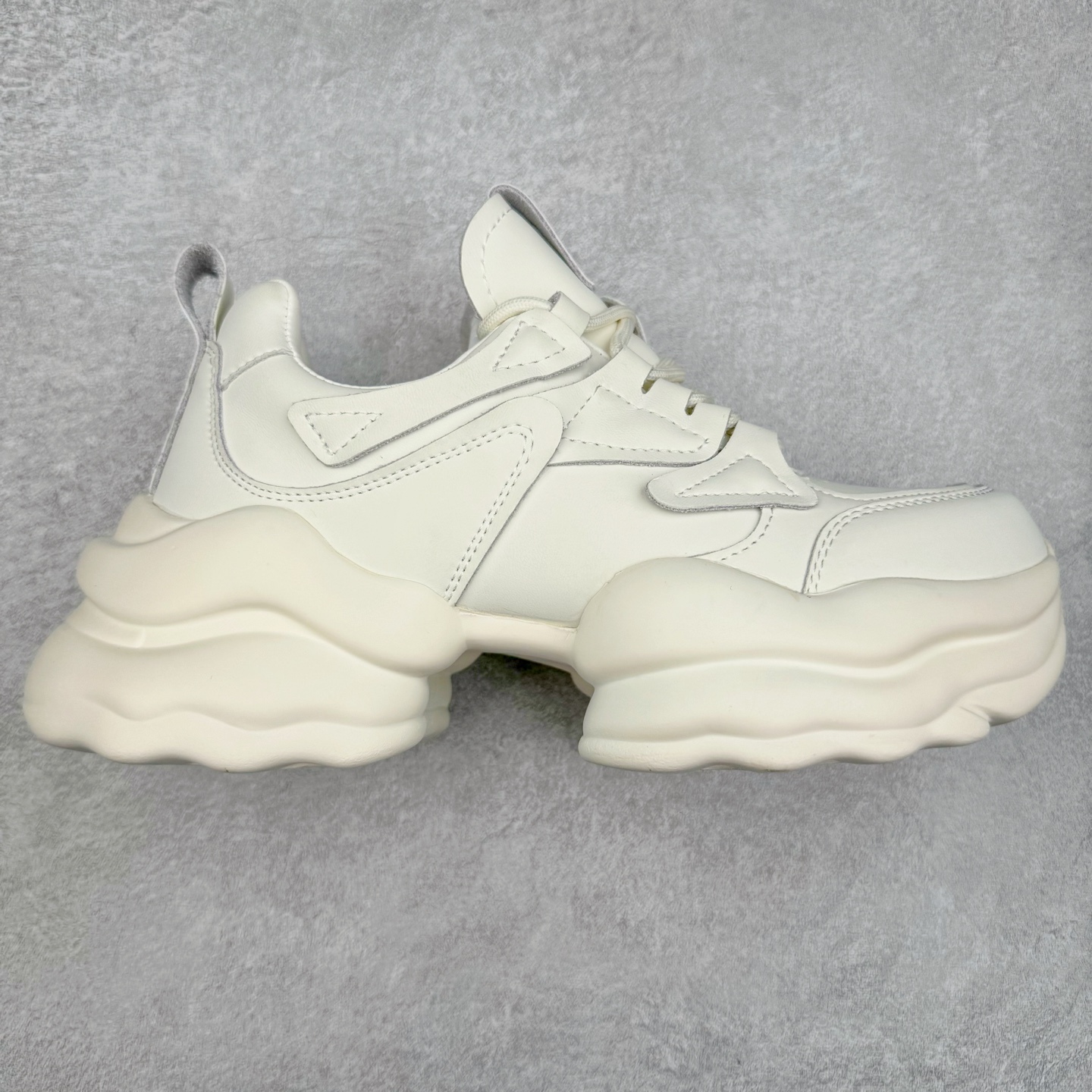 GG-CC Chunky Low白鹿同款独星球 2024新款GGCC低帮复古厚底增高老爹鞋 时髦look轻松定格 不费力展现率性氛围 原版正确大底 高档银盒 酷帅机能风不规则设计大底 8CM 增高厚底 大长腿既视感轻松拿捏 货号:G24X9833 尺码:35 36 37 38 39 40-选品中心