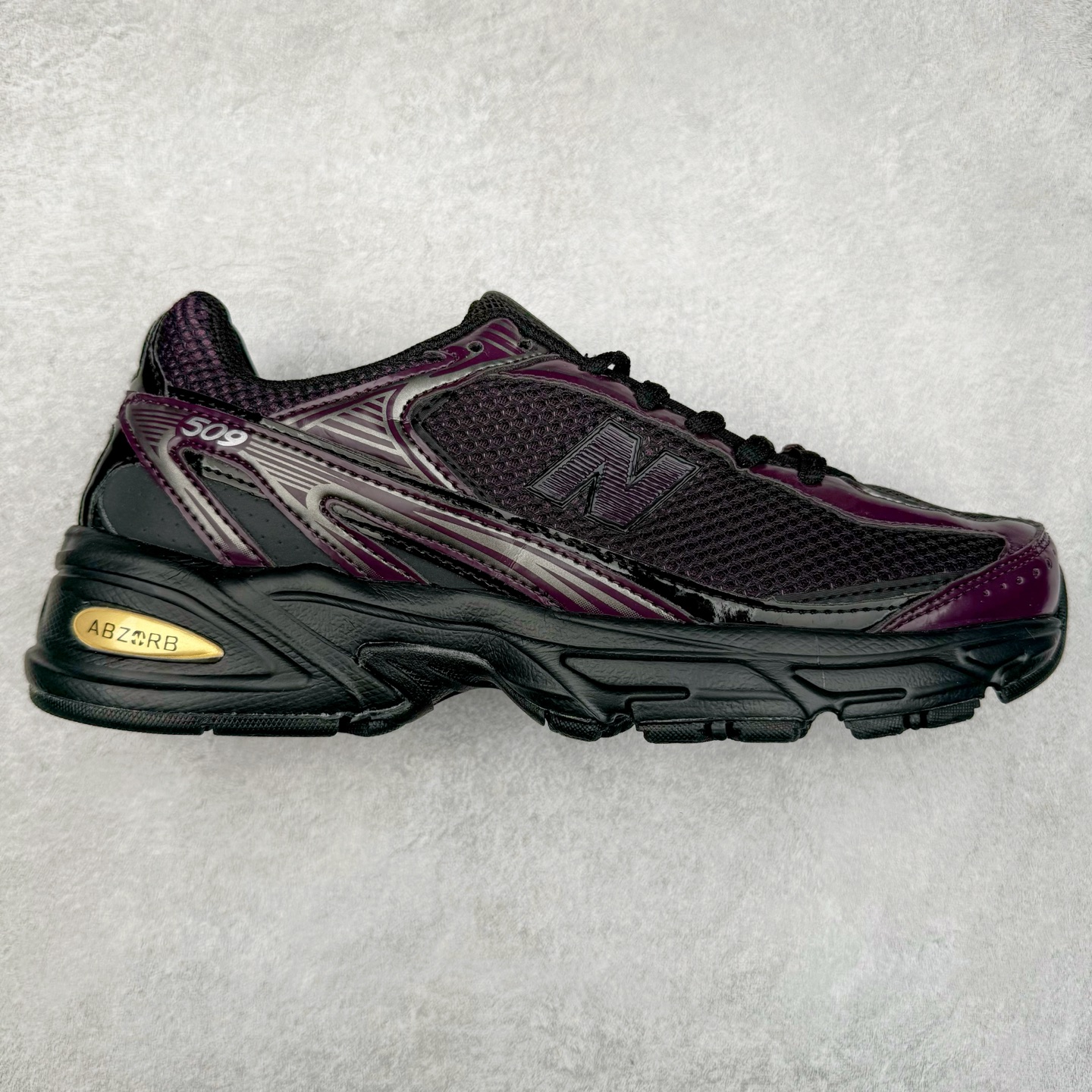 New Balance 推出了全新鞋款。这次复刻的 U509 是基于他们经典档案中的 NB509 跑鞋，赋予其全新的现代设计。虽然保留了原有的轮廓，但也根据当下潮流做了升级调整。相比之前的 509，新款 U509 的轮廓变得更加利落，侧面的皮革细节也增强了运动感。此外，鞋面采用了更大孔的网眼材质，让整体设计看起来更加潮流、时尚。实拍调校N版已经零色差零失真 百分百还原实物色彩所见即所得 不存在货不对板色差等低级问题 选购参考实物拍摄 不混卖不参货 只用心做好货严格选品 承诺混一赔十 尺码：36 36.5 37.5 38 38.5 39 40 40.5 41 42 42.5 43 44 44.5 45-选品中心