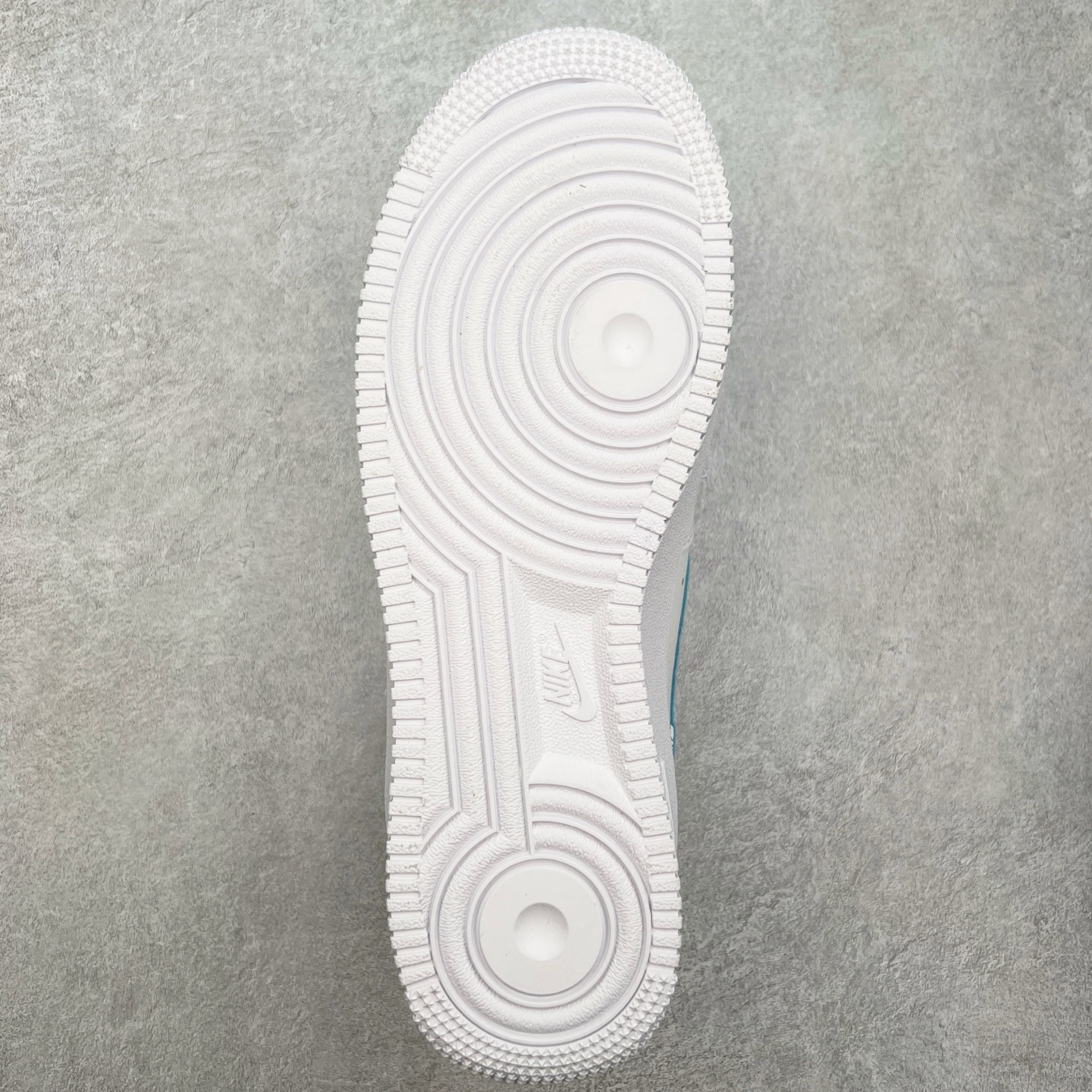 图片[9]-NK Air Force 1´07 Low 空军一号低帮百搭休闲运动板鞋 HF0022-010 柔软、弹性十足的缓震性能和出色的中底设计 横跨复古与现代的外型结合 造就出风靡全球 三十多年的Force 1 直到今天还深受青睐 实拍调校N版已经零色差零失真 百分百还原实物色彩所见即所得 不存在货不对板色差等低级问题 选购参考实物拍摄 不混卖不参货 只用心做好货严格选品 承诺混一赔十 尺码：36 36.5 37.5 38 38.5 39 40 40.5 41 42 42.5 43 44 44.5 45 46-选品中心