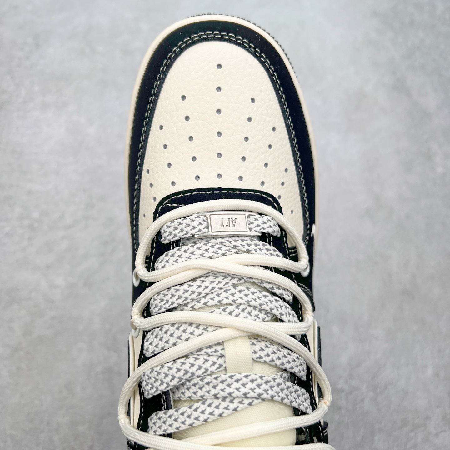 图片[4]-NK Air Force 1´07 Low 空军一号低帮百搭休闲运动板鞋 SJ1198-101 柔软、弹性十足的缓震性能和出色的中底设计 横跨复古与现代的外型结合 造就出风靡全球 三十多年的Force 1 直到今天还深受青睐 实拍调校N版已经零色差零失真 百分百还原实物色彩所见即所得 不存在货不对板色差等低级问题 选购参考实物拍摄 不混卖不参货 只用心做好货严格选品 承诺混一赔十 尺码：36 36.5 37.5 38 38.5 39 40 40.5 41 42 42.5 43 44 44.5 45 46-选品中心