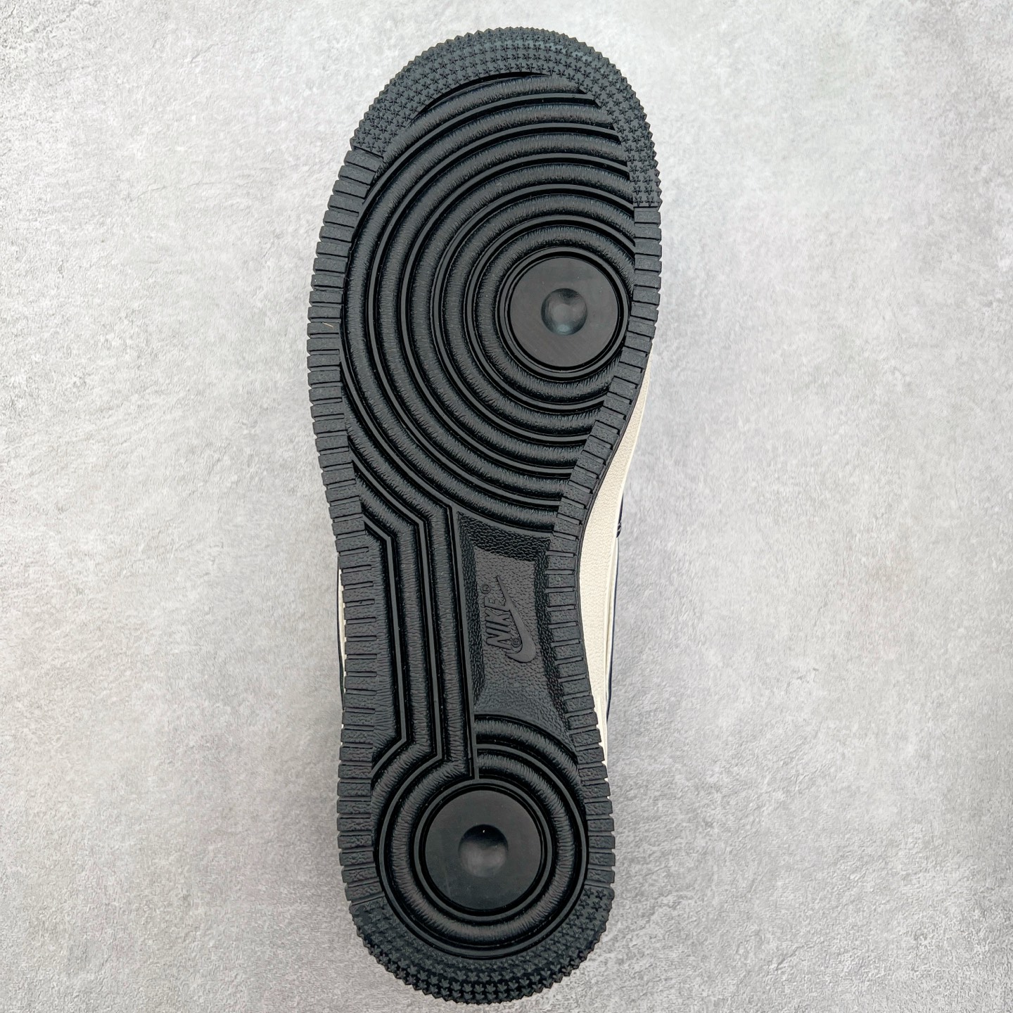 图片[9]-NK Air Force 1´07 Low 空军一号低帮百搭休闲运动板鞋 SJ1198-101 柔软、弹性十足的缓震性能和出色的中底设计 横跨复古与现代的外型结合 造就出风靡全球 三十多年的Force 1 直到今天还深受青睐 实拍调校N版已经零色差零失真 百分百还原实物色彩所见即所得 不存在货不对板色差等低级问题 选购参考实物拍摄 不混卖不参货 只用心做好货严格选品 承诺混一赔十 尺码：36 36.5 37.5 38 38.5 39 40 40.5 41 42 42.5 43 44 44.5 45 46-选品中心