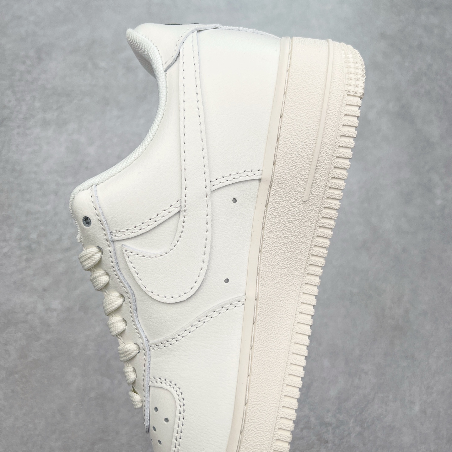 图片[7]-NK Air Force 1´07 Low 空军一号低帮百搭休闲运动板鞋 HF1058-133 柔软、弹性十足的缓震性能和出色的中底设计 横跨复古与现代的外型结合 造就出风靡全球 三十多年的Force 1 直到今天还深受青睐 实拍调校N版已经零色差零失真 百分百还原实物色彩所见即所得 不存在货不对板色差等低级问题 选购参考实物拍摄 不混卖不参货 只用心做好货严格选品 承诺混一赔十 尺码：36 36.5 37.5 38 38.5 39 40 40.5 41 42 42.5 43 44 44.5 45 46-选品中心